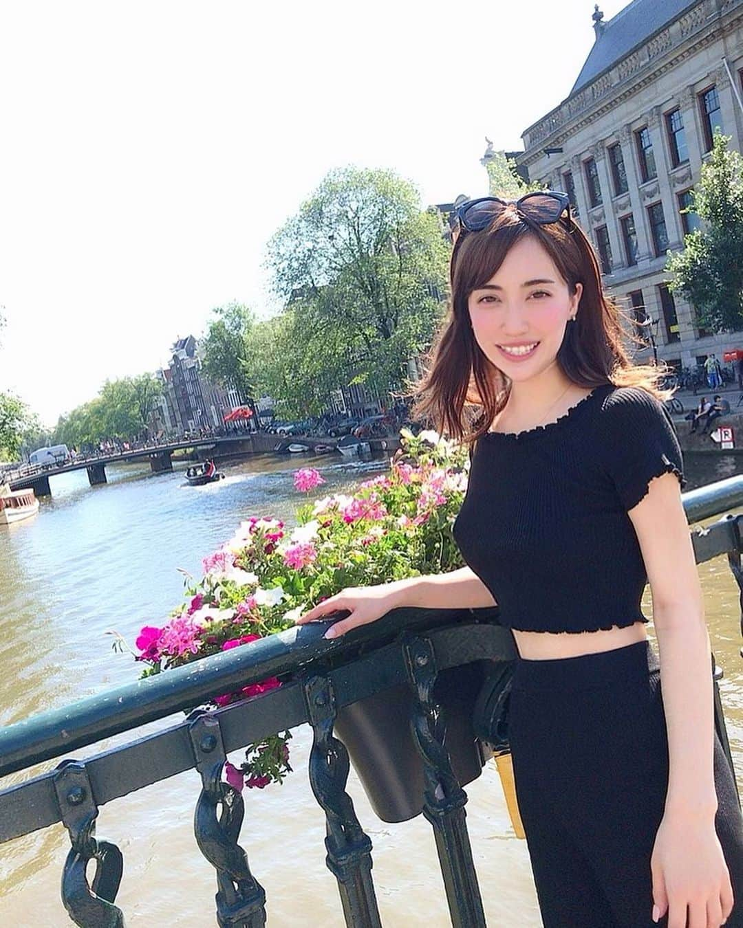 眞木美咲パメラさんのインスタグラム写真 - (眞木美咲パメラInstagram)「🇳🇱🇪🇸🇧🇪 . ヨーロッパ回ってきました♡ 写真はアムステルダム🙌🏻 トランジットの数時間だけだったけどちょっとだけ市内回って観光してきたよ✨ 街の人もみんな優しいしまた改めてきたいな😚 . この旅で大活躍だった @libjoie のセットアップ 展示会で一目惚れしたの. 生地が柔らかいから長時間のフライトでも快適💓 リブジョアの水着可愛すぎてまた買いにいこー✨ . サンダルは @mafmof_rakuten  サングラスは @pinkoofficial  だよ♡ . 旅の写真どんどんアップしてくね！ . .  #libjoie #リブジョア #アムステルダム #オランダ #mafmof #PINKO #amsterdam  #netherlands」7月31日 18時58分 - pamypamypamy