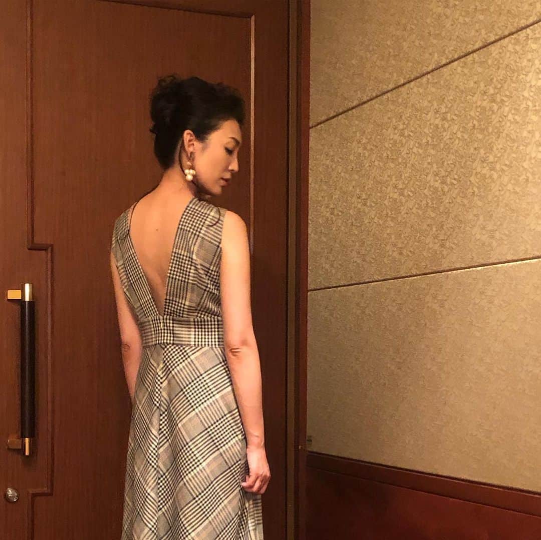 田中美里さんのインスタグラム写真 - (田中美里Instagram)「背中のデザインが素敵。  #衣装 #ガリャルダガランテ  @gallardagalante」7月31日 18時58分 - misatotanaka77