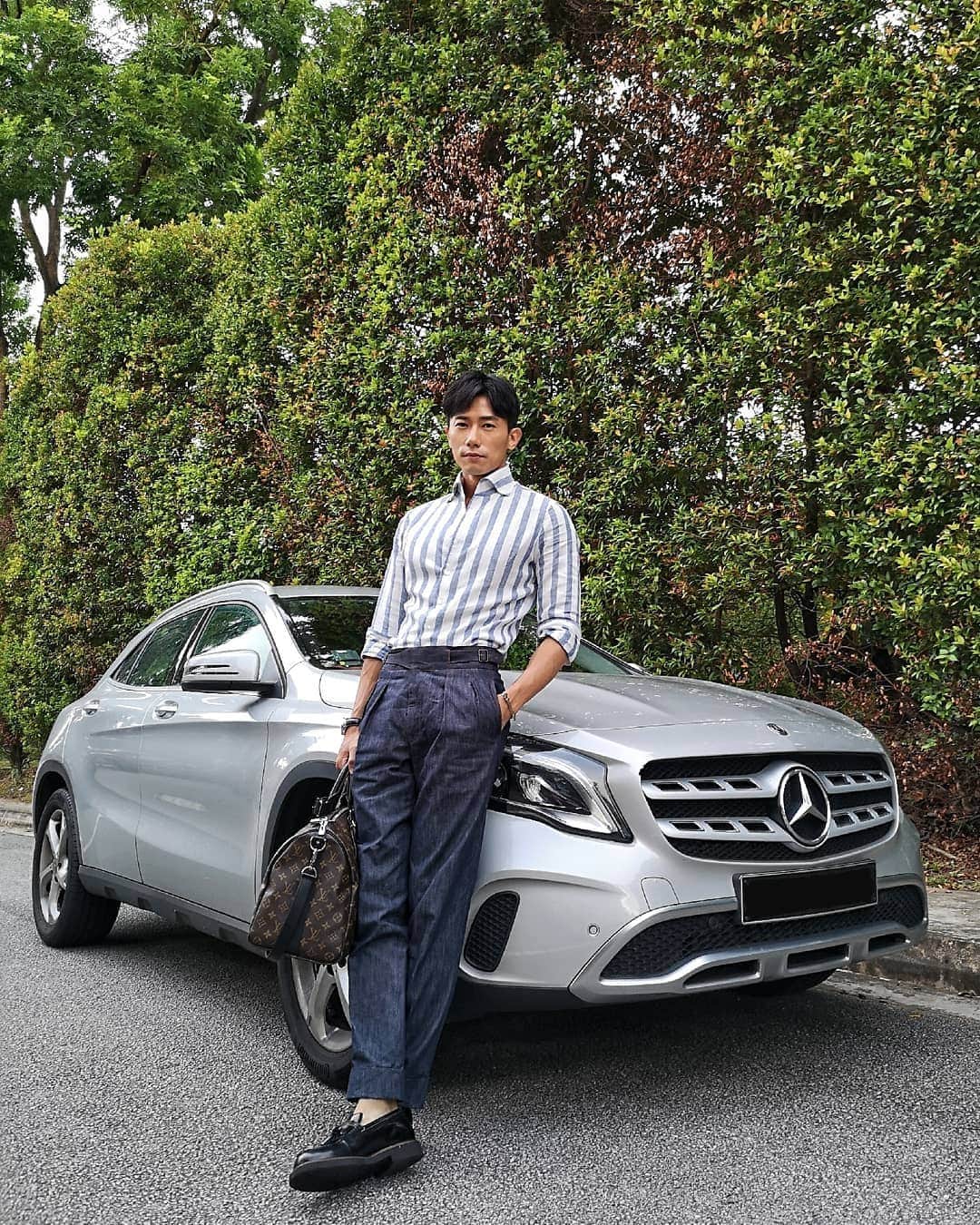 デスモンド・タンのインスタグラム：「Never knew I'll miss driving so much when I was overseas until I got home! Join me for a ride in my new ride? 😜  #mercedesbenzsg #GLA  Special Thanks: Outfit: @commonsuits」