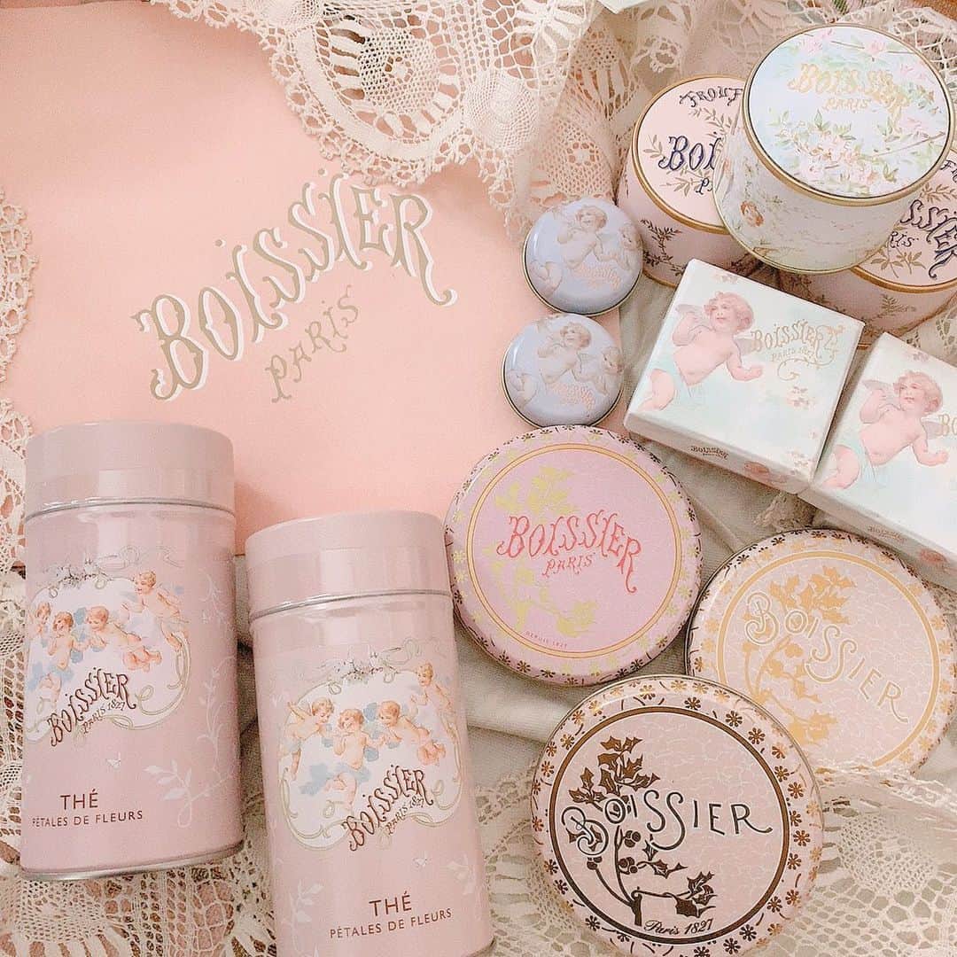 酒元麻衣（まいへー）のインスタグラム：「パリのお土産🎀 とっても可愛い"Boissier"のお菓子とお茶🍭✨ 家族に🎁  #boissier #paris#パリ」