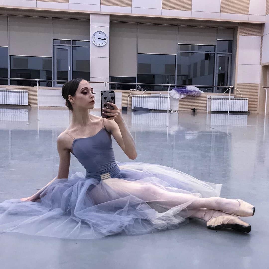 pomeloさんのインスタグラム写真 - (pomeloInstagram)「Pomelo Cover | @the_iron_lady_ is a ballet enthusiast. She often posts her ballet photos to her Instagram homepage. Swipe left to see more of her photos.  #pomelocamera #pomeloapp #photographer #ballet #photography #dance #boat #exercise #purple #light #pomelocam #hardworking」7月31日 19時01分 - pomelocam