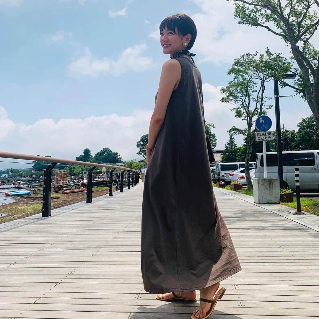 のインスタグラム：「. . #フエキフク . . このＴシャツワンピ、 Aラインのロング丈だから、大人っぽく着れるし楽チン〜🌿 . 1枚目と2枚目にコーデの詳細タグ付けしてあるよ◎ . 昨日、山中湖行って初ウェイクボードしたんだけど、 楽しくて日焼け止め塗るの忘れてたよ🙂ははは . これで、私もラテ肌ガールだぜい〜 . . #pic#photo#summer#summerfashion#coordinate#vivigirl#model#shorthair#私服#夏ファッション#夏コーデ##日焼け止め#がっつり忘れてた#ポジティブに考えよ #ラテ肌ガール#ラテファッション#ショート#Ｔシャツワンピ#大人可愛い#夏の思い出」