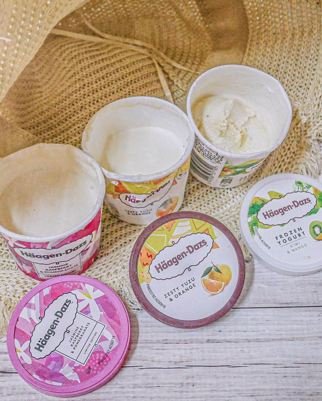 夏晴さんのインスタグラム写真 - (夏晴Instagram)「_ Häagen-Dazs永遠都會讓你驚艷 這次出超多新口味 每樣都是搭配的很好 炎熱的夏天出去玩一定要吃冰 不但降溫減少煩悶還能讓味蕾好好享受一番 哈根達斯絕對是我的首選呀～ 橙香柚子 淡淡的橙皮香跟奶味的漸層堆疊 茉莉覆盆子石榴 淡淡的覆盆子味道 但茉莉花香非常濃 完全是新滋味 兩種都好好吃哦！ 超讚！！！分享給大家  #每天來點哈根達斯 #HDandMe #爛醉咖啡 #爛醉咖啡drunkcafe」7月31日 19時03分 - qing_413