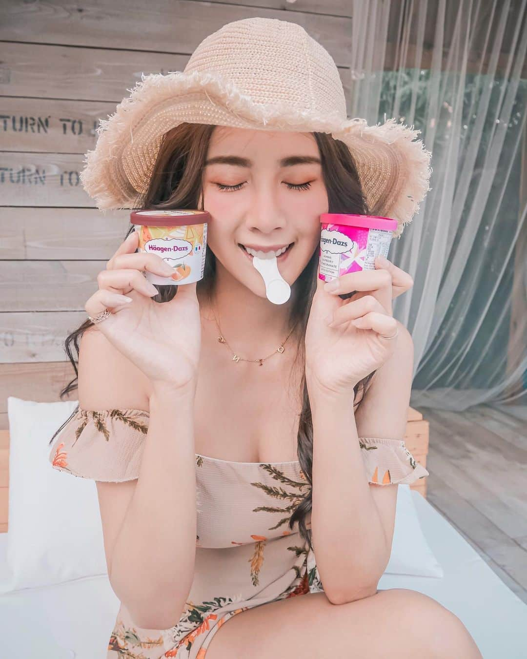 夏晴さんのインスタグラム写真 - (夏晴Instagram)「_ Häagen-Dazs永遠都會讓你驚艷 這次出超多新口味 每樣都是搭配的很好 炎熱的夏天出去玩一定要吃冰 不但降溫減少煩悶還能讓味蕾好好享受一番 哈根達斯絕對是我的首選呀～ 橙香柚子 淡淡的橙皮香跟奶味的漸層堆疊 茉莉覆盆子石榴 淡淡的覆盆子味道 但茉莉花香非常濃 完全是新滋味 兩種都好好吃哦！ 超讚！！！分享給大家  #每天來點哈根達斯 #HDandMe #爛醉咖啡 #爛醉咖啡drunkcafe」7月31日 19時03分 - qing_413