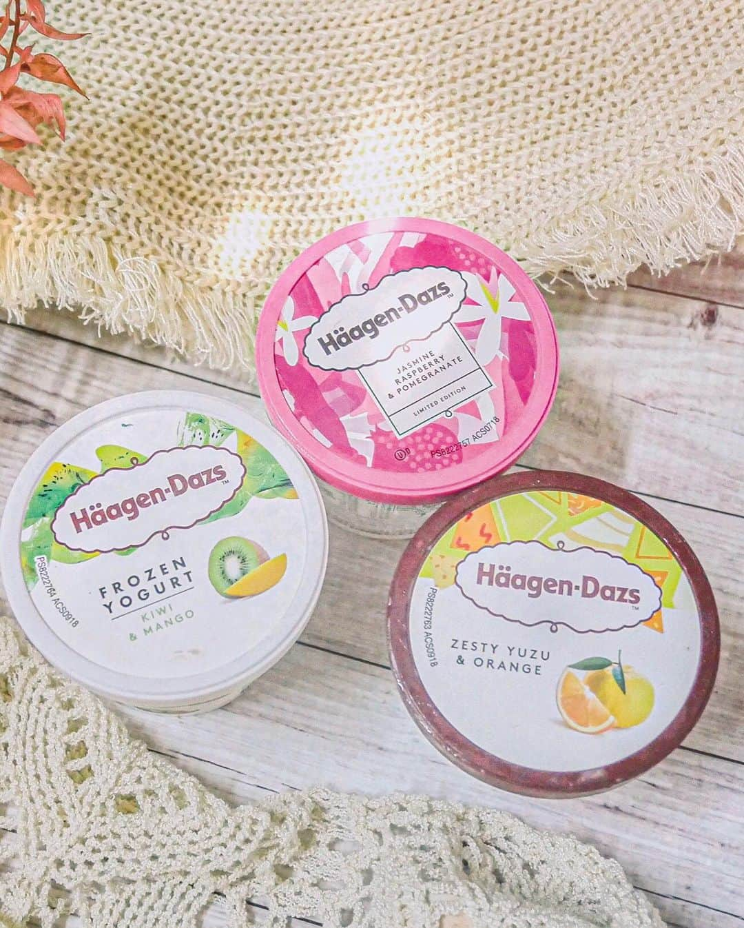 夏晴さんのインスタグラム写真 - (夏晴Instagram)「_ Häagen-Dazs永遠都會讓你驚艷 這次出超多新口味 每樣都是搭配的很好 炎熱的夏天出去玩一定要吃冰 不但降溫減少煩悶還能讓味蕾好好享受一番 哈根達斯絕對是我的首選呀～ 橙香柚子 淡淡的橙皮香跟奶味的漸層堆疊 茉莉覆盆子石榴 淡淡的覆盆子味道 但茉莉花香非常濃 完全是新滋味 兩種都好好吃哦！ 超讚！！！分享給大家  #每天來點哈根達斯 #HDandMe #爛醉咖啡 #爛醉咖啡drunkcafe」7月31日 19時03分 - qing_413