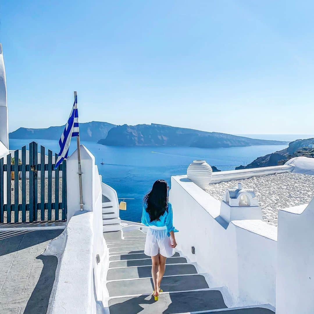 砂田早紀のインスタグラム：「When I’m seeking a matching place with outfit. @frankandeileen @msgm  #instatravel #liveauthentic #lifeofadventure #travellife #traveldiary #ilovetravel #stayandwander #keepexploring#santorini#greece#europe#mystique#birthdayoutfit#hermes#sandals#sakisunada#Japanese#london #greekrestaurant#astonishing#view#blueocean」