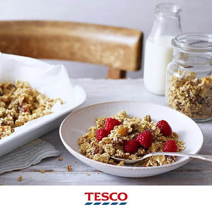 Tesco Food Officialさんのインスタグラム写真 - (Tesco Food OfficialInstagram)「Feel like giving cereal a little holiday? These 4 healthier breakfast ideas will  help the family rise and shine all Summer long.  Find these recipes on Tesco Real Food under ‘Healthy’ – link in bio.  CRUNCHY OATS – a low-sugar alternative to granola  VEGAN BANANA MUFFINS – a banana-based bake means cake for breakfast! ONE-PAN BRUNCH BAKE – serve your bacon and eggs in a veg-packed bake AVOCADO TOSTADAS – bulk out your brunch Mexican-style with black beans」7月31日 19時09分 - tescofood