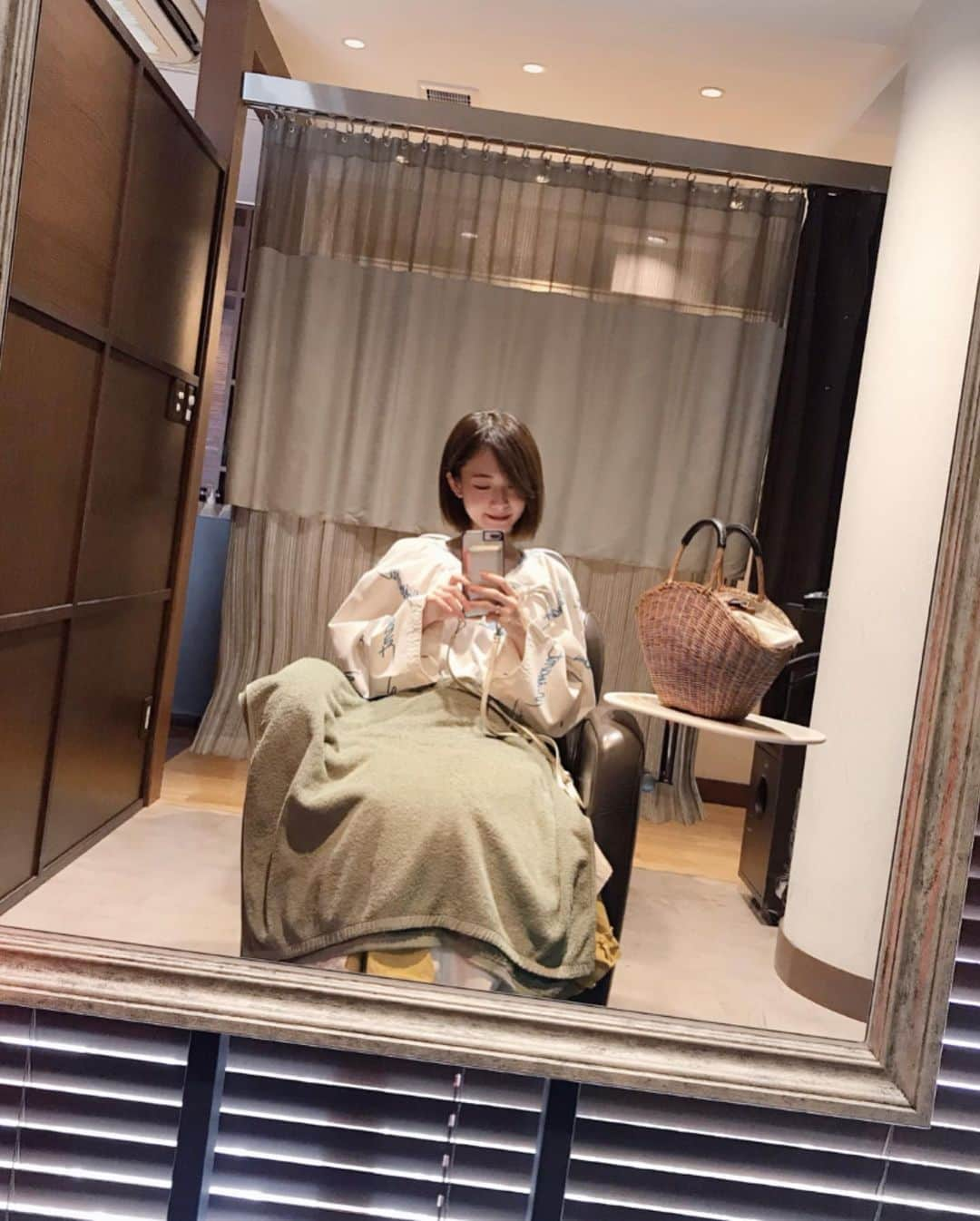 西川瑞希（みずきてぃ）さんのインスタグラム写真 - (西川瑞希（みずきてぃ）Instagram)「先日ご紹介頂きジャックモアザン表参道店へ☺︎今月から新しく入ったメニュー"ファーストステージ"という髪質改善トリートメントをしてもらいました❤ . みんな変わる！って言っていたので凄く楽しみにしていたけど髪の毛、びっくりするぐらいサラツヤ//内から潤った感じ！カットしてないのに軽くなったみたいにとってもおさまりもよくなりました✨ . トリートメント入れてるときの、あったかい"ポカポカ帽子"も気持ちよかったぁ🥰 . このトリートメントは髪の毛を根元から伸ばしてくれる効果もあるみたいで傷めずにクセのケアもできて嬉しい♡♡♡ . お店もなんだかおしゃれなカフェに来たみたいな雰囲気で癒されました🌿いつでも綺麗な髪の毛を保っていたいな// . 今なら新規の方限定でどこの店舗でも20%OFFで体験できるみたいなのでおすすめだよ✨ . @socie_hair_official #supported #sociehair #hair #ソシエヘアー #ソシエヘアーで新しい自分 #ジャックモアザン表参道 #酸熱トリートメント #トリートメント #ヘアサロントリートメント #髪質改善トリートメント #ホリスティックキュアー#ジャックモアザン」7月31日 19時14分 - mizuki_nishikawa_