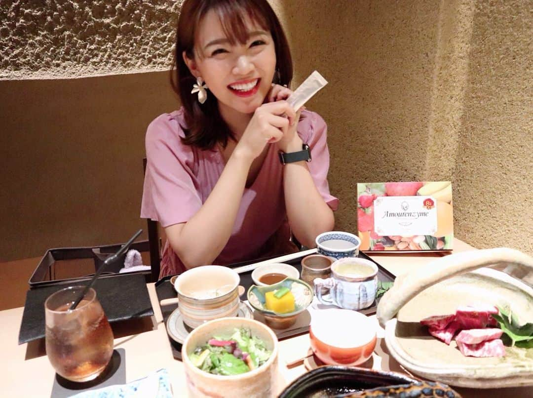 河内麻沙美さんのインスタグラム写真 - (河内麻沙美Instagram)「#diet ✨ . . 明日の公演に向けて、ちょっぴりダイエット‼️ でも授乳中だし、子育て中だし、無理なダイエットはできないので、食事の前に酵素を摂ることにしました😊👍 美容家中澤祐子プロデュースの#amourenzyme ✔️100%原液 ✔️添加物、白砂糖一切不使用 ✔️8年の長期熟成 ✔️原料は栄養価の高いブラジル産 長期熟成させることにより腸への吸収が早く身体の体感も早く実感できるの✨ 30包17,800円(税別) クーポンコードamour といれていただければ 13,800円(税別) さらに今なら7本プラスになるよ😍 https://amourenzyme.stores.jp @amourenzyeme . ちなみにこの美味しすぎる焼肉は表参道のはせ川だよっ🤤💕 . ついに明日は一夜限りのSDN48公演👯‍♀️ 楽しみますっ❤️💛💜 .  #酵素#ダイエット#ヘルシー#健康#美容#ママ#育児#授乳中#焼肉#表参道#表参道ランチ#焼肉ランチ#痩せたい#ファスティング#ファスティングダイエット」7月31日 19時16分 - masamikouchi