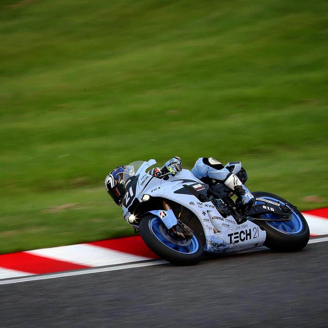 安田慎一さんのインスタグラム写真 - (安田慎一Instagram)「YAMAHA FACTORY RACINGTEAM📸 懐かしのTECH21カラーを纏ったバイクが8耐を走る勇姿を観れる幸せ！ もうまるで平忠彦さんが走ってる幻想で狙い続けました！ 汚れた英雄で草刈正雄さん演じる北野晶夫役のレーサーでひたすらカッコよく憧れました。 暫定1位で表彰台に上がれたのも良い思い出になりました😂 そして資生堂さんもありがとうございました👏 #suzuka8hours #suzukacircuit  #yamaha #tech21 #canon #eos #1dxmarkii  #studioshin」7月31日 10時23分 - shinichiyasuda