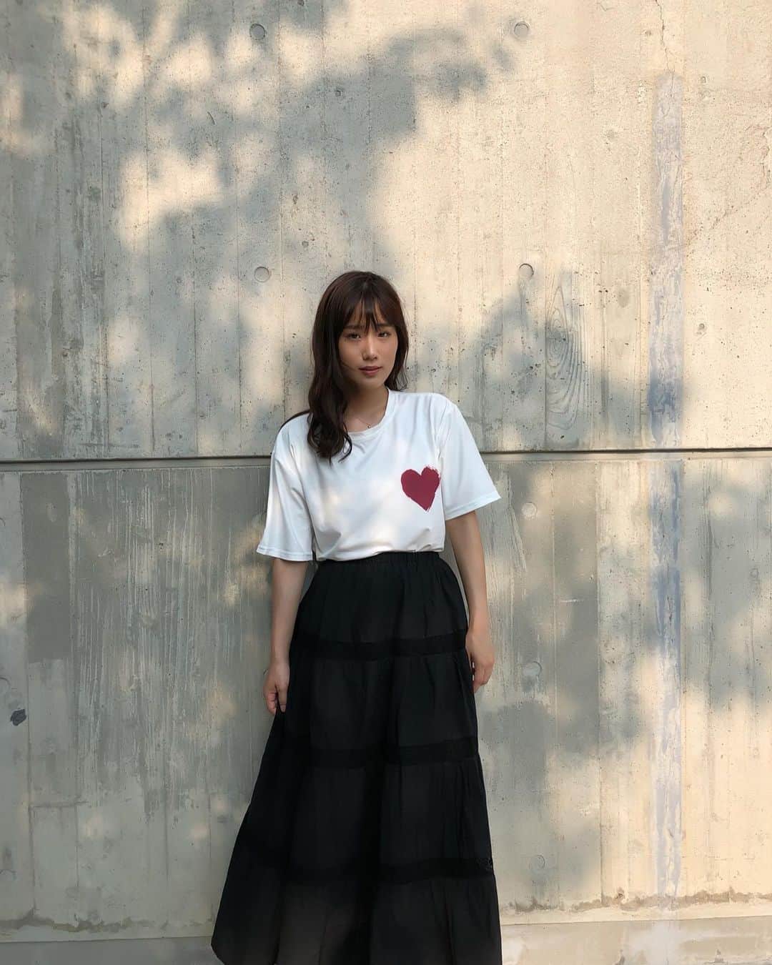 秋山ゆずきのインスタグラム：「. . 名古屋の日差しとっても 強かった〜！ 木漏れ日きれいだった。 . . ハートTシャツは @j023.official さんの スカートは @luminescence.officialshop さん☆ . . #木漏れ日 #日差し #j023 #luminescence」