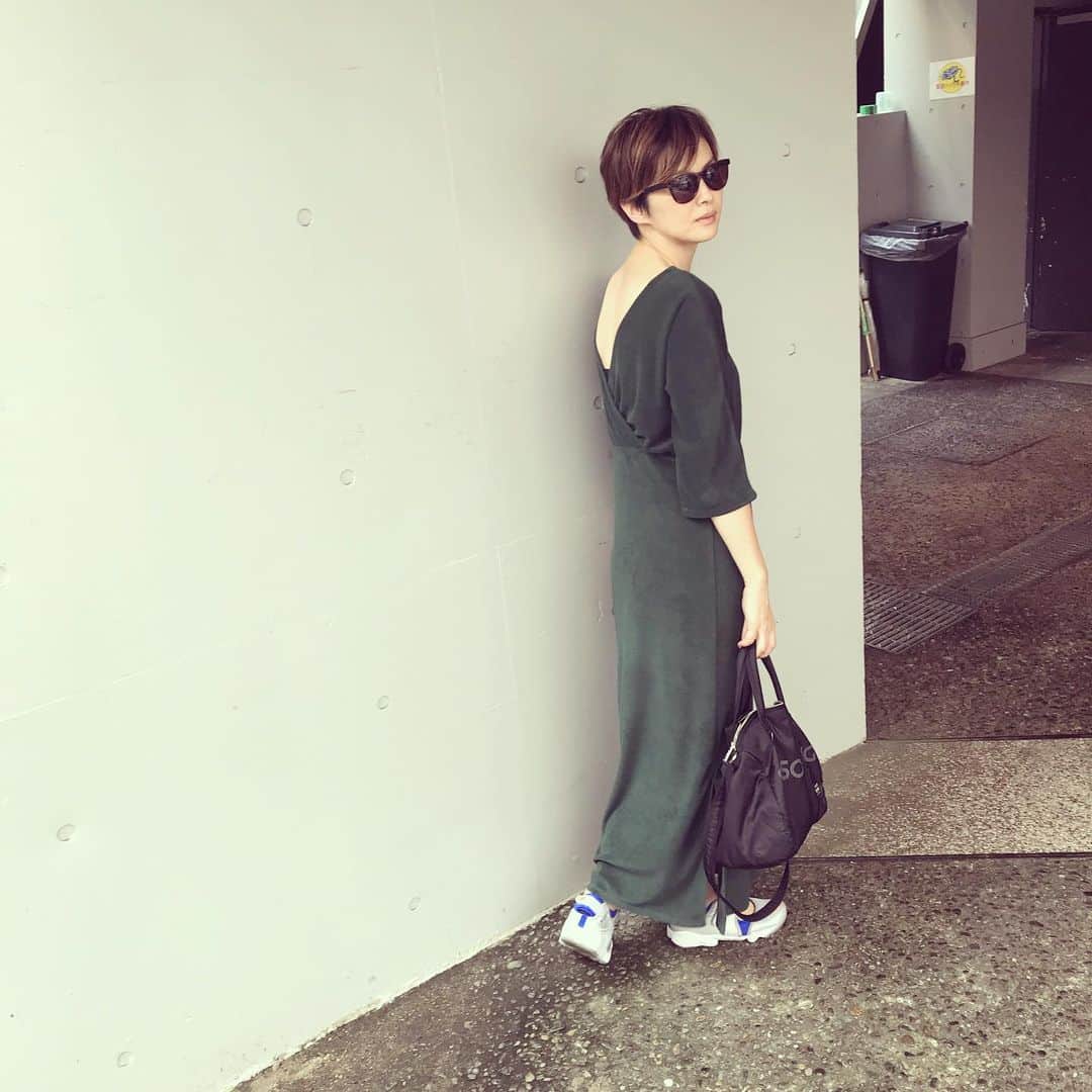 今宿麻美さんのインスタグラム写真 - (今宿麻美Instagram)「いつかの私服。 パイルスリットワンピ‼︎ 背中のあき具合、 歩きやすいスリット、 すべてがツボ♡ @omekashi_pr」7月31日 10時31分 - imajuku0107