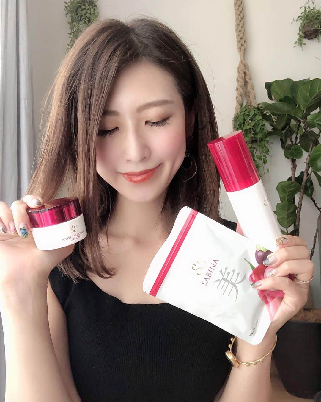 のインスタグラム：「お菓子で有名な @glico_gg のスキンケア ggエイジングケアフルコースセットを使い始めたよ✨ ・ 化粧水、クリーム、サプリのセットで 第7の栄養素として注目のフィトケミカル(植物由来の抗酸化作用や免疫向上)に着目し、 レッドパプリカエキスを配合してるんだって✨ ・ 抗酸化で有名なアスタキサンチンを超える劣化リスク防御力らしい！！ ・ カラダの中からも外からもエイジングケアができるスキンケアは初めて😊 ・ グリコだからサプリも安心だし、信頼できるなぁ✨ レッドパプリカエキスはすごい成分らしいので 使い続けて劣化から防御したいと思います！！👍 ・ ・ #ジージーサビナ #グリコ化粧品 #グリコーゲン #グリコgg #glico_gg #ggスキンケア #好きなこともアンチエイジングも諦めない #劣化リスクと戦うgg #内外美容のgg #Glico_PR」