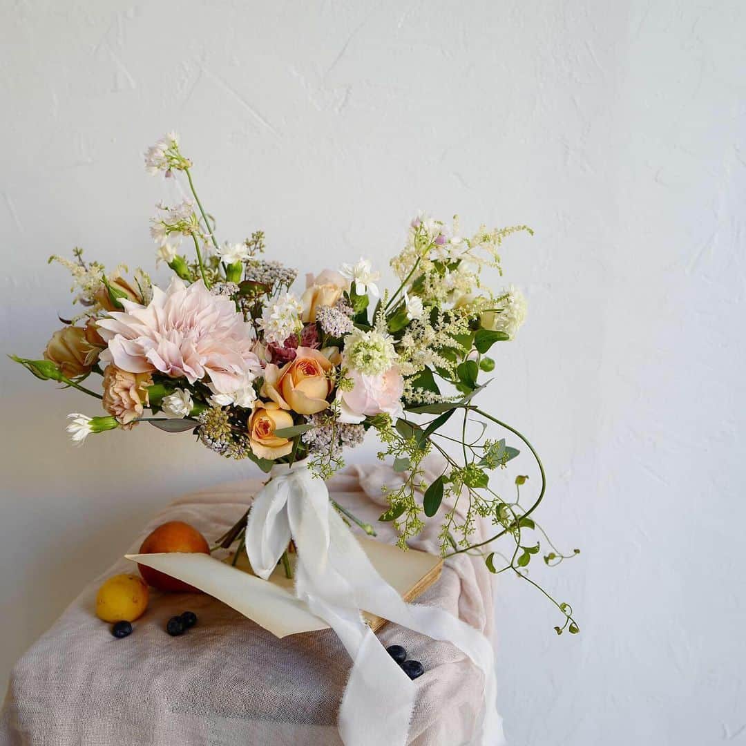 플로리스트 김애진(케이라플레르)さんのインスタグラム写真 - (플로리스트 김애진(케이라플레르)Instagram)「✔️케이라의 일년에 한두번 있는 #원데이클래스 ☝🏻 . 8/9 금 3시 : no-spiral natural bouquet (+종이포장법) 8/16 금 3시 : 거미부케 (+패브릭포장법) . . 신청은 선착순 입금 마감입니다. 전화상담은 8/6까지 제한되므로 dm 또는 카톡으로 신청부탁드립니다. 원데이클래스 특성상 취소 및 변경 불가합니다. 다른날은 진행하지 않습니다. .  www.keira.kr  주문 및 수업문의 -수업 중 통화가 어려우니 카톡(riry20), 상단프로필 문자주세요 ☝🏻 . . @keirafleurshop 👈🏻 선생님 데몬 판매, 예약꽃주문 ☺」7月31日 10時44分 - keirafleur