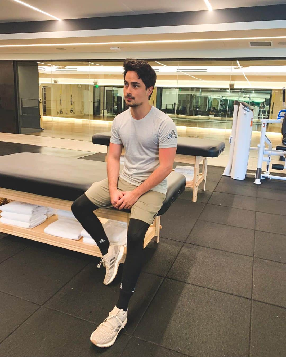 マーロン・ストッキンガーさんのインスタグラム写真 - (マーロン・ストッキンガーInstagram)「Don’t mind the weight, I’m getting there 💪🏼 @eli.jvh did you say one more rep? I think it’s time to go get a massage 😅 swipe ⬅️」7月31日 10時49分 - marlonstockinger