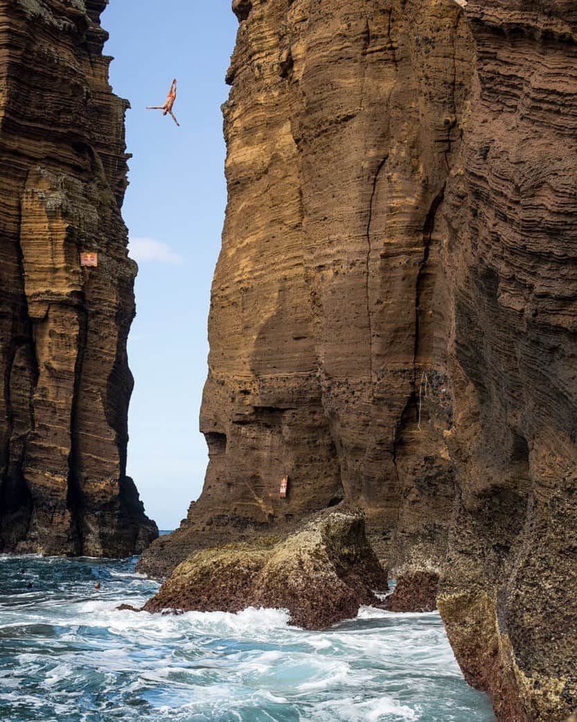 レッドブルのインスタグラム：「70+ feet ☝only one way 👇 🏊‍♂️: @kris_kolanus @redbullcliffdiving #cliffdiving #summer #givesyouwings」