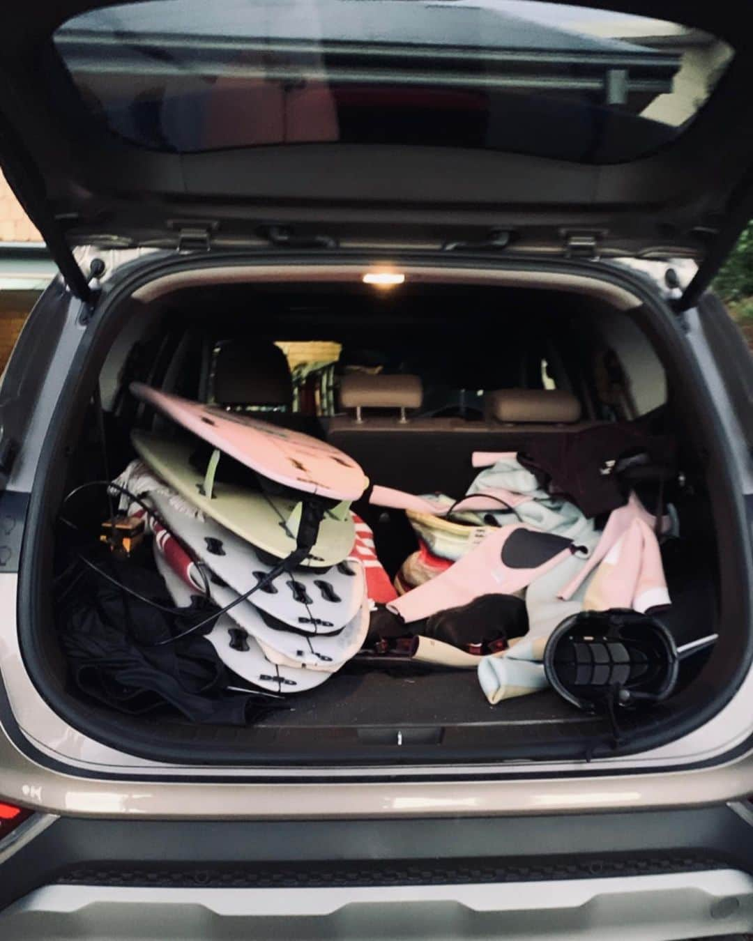 ローラ・エンバーさんのインスタグラム写真 - (ローラ・エンバーInstagram)「My best attempt at packing lightly (for a day trip) @hyundaiaus #santafe #dontfogetyahelment」7月31日 10時59分 - lauraenever