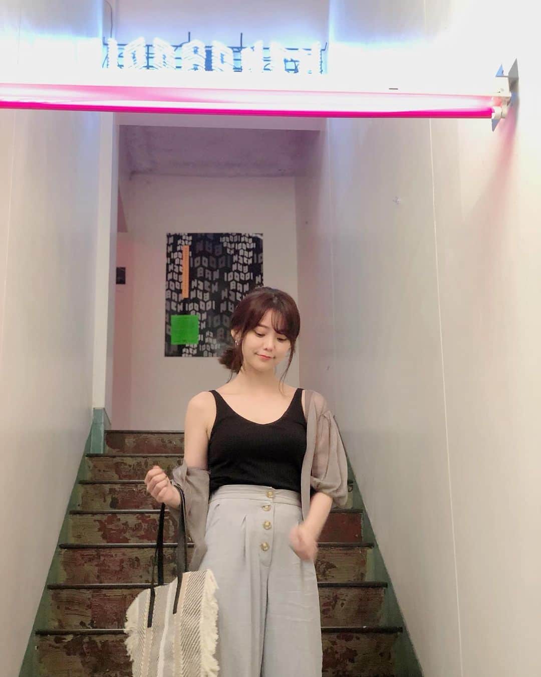 林村ゆかりのインスタグラム：「昨日は暑い日でした。歩きやすい格好で😌 ⠀ メイクは、8月1日発売のもの。 昨日はキャンメイクのコスメでゆるっとメイク。 ⠀ ♦︎キャンメイクのシェーディングはピタッとくっつくのが気に入っていて、この新色はさらに肌に馴染む色❤︎ お気に入りに。青みのあるグレー系ブラウンなのでブルベの人に浮きにくいです。 ⠀ ♦︎クリームタイプのシェーディングも登場です。肌の色に合わせて。 ⠀ ♦︎ピンクベージュの上品なチークカラー。しっとりツヤをプラスしてくれます🌸 ⠀ ♦︎新色リップもコーラルでなんにでも合わせやすくて可愛い色🥰ティントタイプで落ちにくいのにリップクリームみたいです。色の乗りにくいかた、荒れやすいかたは厳しいかもしれません。試してみてください♪ ⠀ ⠀ ⠀ ⠀  #新作メイク#canmake#キャンメイク#コスメ#cosme#美容#アラフォー#ミドサー#美容好き#美容好きな人と繋がりたい #秋メイク#makeup#cosmetic #cosmetics#秋コスメ#リップ#口紅#チーク#シェーディング#beauty#新作コスメ」
