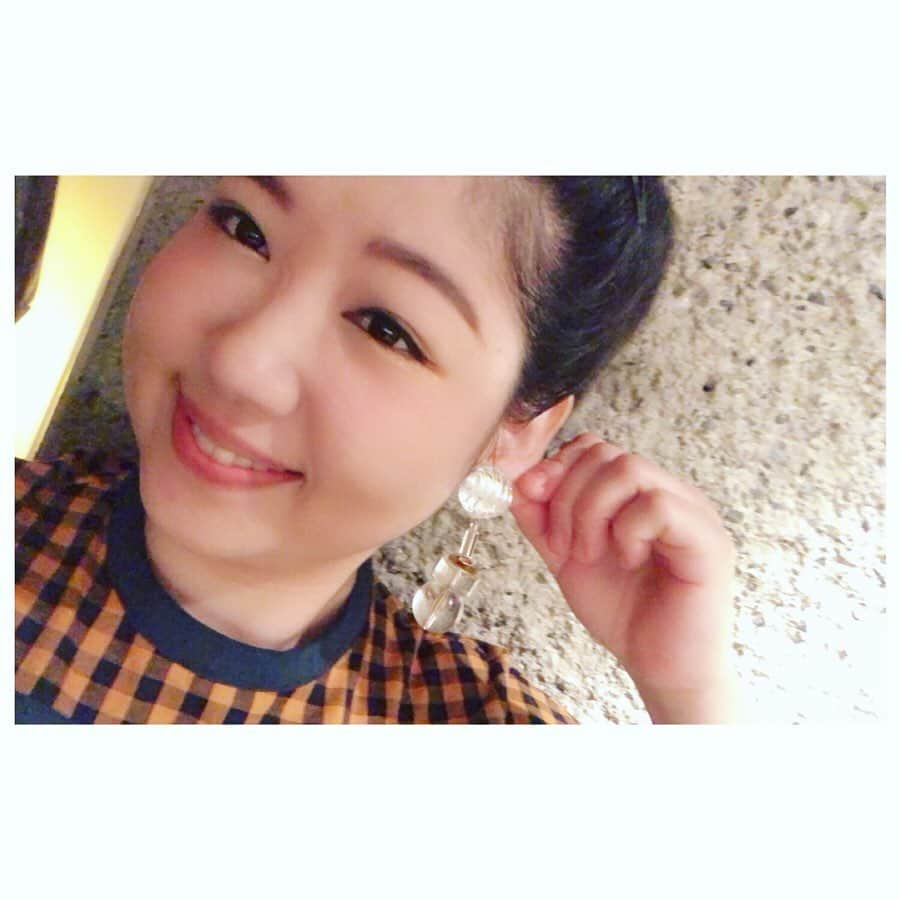 馬場園梓さんのインスタグラム写真 - (馬場園梓Instagram)「へい♪  先日 またお先に 「TERRACEHOUSE TOKYO 2019-2020」  の生活を見させていただきました☺︎ 衝撃の連続。  夢中です。  Netflixで絶賛放送中！  地上波の放送も始まりしたので、 なにとぞよろしくお願い致します˚✧₊ そして  こちらのステキなお衣装は、  ワンピース:merlot(メルロー)  イヤリング:スタイリストさん私物  唐揚げ:大きめ 最高  になります。  ですので  ルン♪  #yeah #exciting #Netflix  #テラスハウス #TERRACEHOUSE #ワンピース #秋物 #merlot  #イヤリング #唐揚げ #大好物 #球体 #衝撃 #ルン♪」7月31日 11時01分 - babazonoazusa