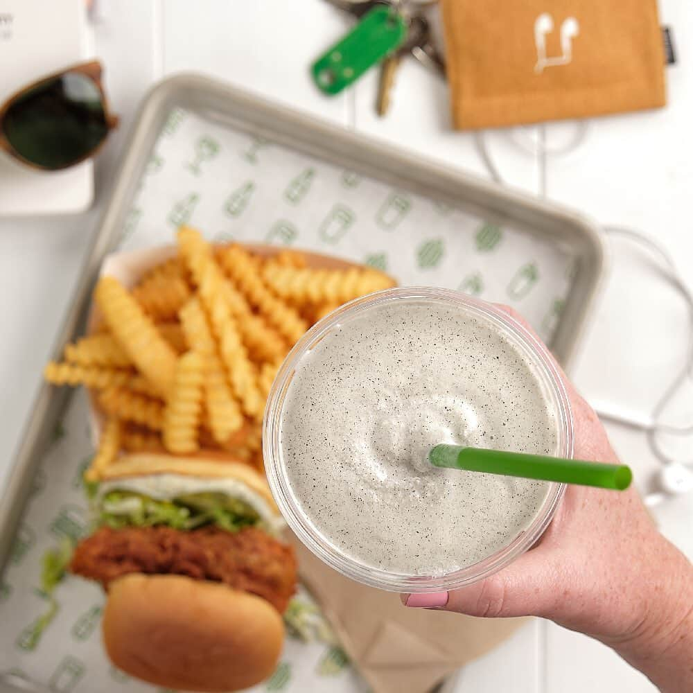 SHAKE SHACKさんのインスタグラム写真 - (SHAKE SHACKInstagram)「You + our Black Sesame Shake = 😍 This fan fave from @shakeshackjpn is only stateside for a limited time, so grab it while ya can! #shakeshack」7月31日 11時13分 - shakeshack