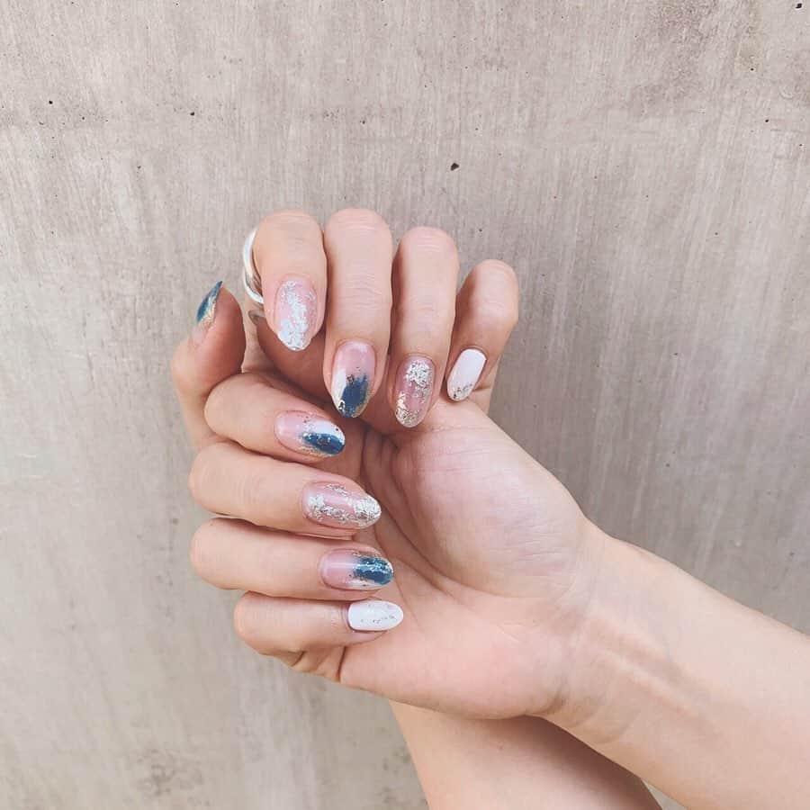 のインスタグラム：「・ ・ Summer Nail🎐 @nailmix_and_es  でハンドもフットも夏らしいアートなネイルにしてもらったよ✨ ・ ・ 今日も溶けそうなほど本当に暑いからみんなどうか熱中症には気をつけて、小まめな水分補給、 無理をし過ぎず体温調整してあげて自分を大切に過ごしてね🙏💓 ・ ・ ・ #nail #summernail #nailmix #paintingnails  #ネイルミックス #ぬりかけネイル」
