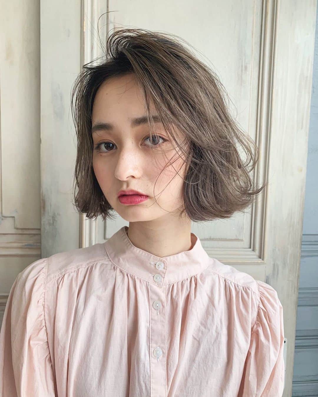 のインスタグラム：「メイク💄 ヘアは @abesan_hair  #ハイライト #アッシュカラー #梅田美容室 #梅田美容院 #ヘア#梅田ヘアスタイル #髪型 #ヘアセット #ヘアメイク #キラ水 #グラデーション #ホリスティックカラー #ヘアアレンジ #アレンジ #就活 #美容学生 #美容専門学校#gu #snidel #梅田美容師 #モデル #サロンモデル #サロモ #ヘアカタ #ショートヘア#ショート #aujua --------------------------------------. 梅田と東京出店を計画中 スタッフ募集中メッセージくださいね★ AVANCE.CROSStuin梅田茶屋町 TEL06-6377-7211 AVANCE.CROSSmel c西梅田 TEL06-6348-2050 gif.hair TEL06-6377-7277 AVANCE.京橋 TEL06-6356-1555」