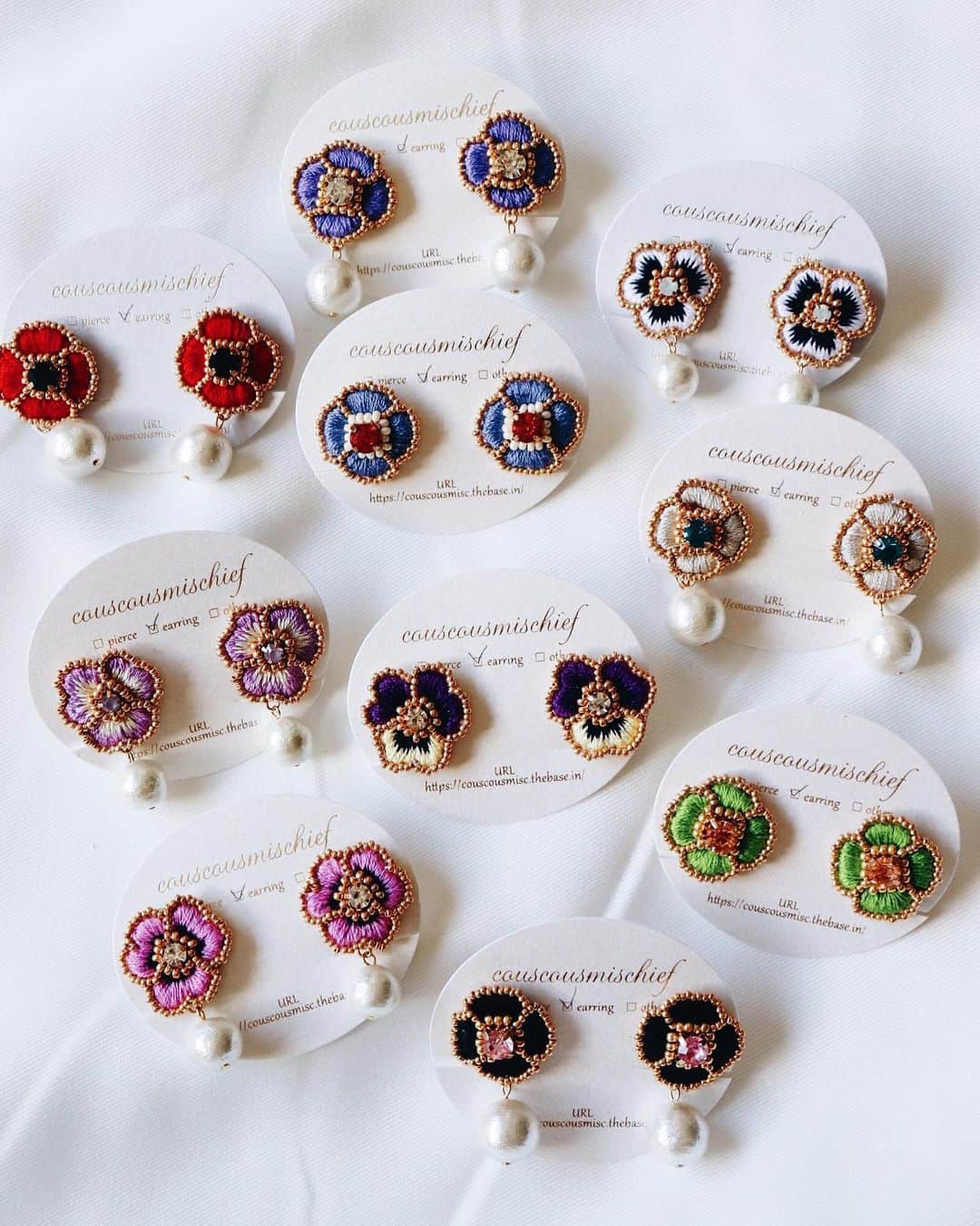 handmade shopのインスタグラム：「短めの夏休みいただいてました🌻﻿ ﻿ 制作する手をとめ﻿ いろんな場所へ歩いて行き﻿ 見て、触れて、話を聞いて、感じて﻿ いろんなことを吸収してきました🌿﻿ ﻿ 思うことは﻿ 「もっと素敵な作品を作りたいなぁ…！」です。﻿ ﻿ クスクスミスチーフの成長を﻿ ぜひ楽しんで見ていてください😊﻿ そしてよかったらその成長を﻿ 応援していただけると嬉しいです❣️﻿ ﻿ 今日からまたインスタ更新していきます✨﻿ ﻿ ﻿ 8月のonline shop販売会の日程は﻿ 今夜お知らせしますね！﻿ ﻿」