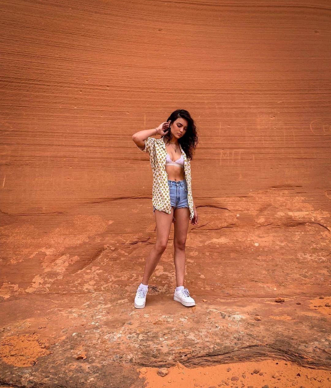 キラ・サントーロのインスタグラム：「We wanted to go to antelope canyon but they wouldn’t let pups inside :’(. Either way got to see some cool stuff ✨」