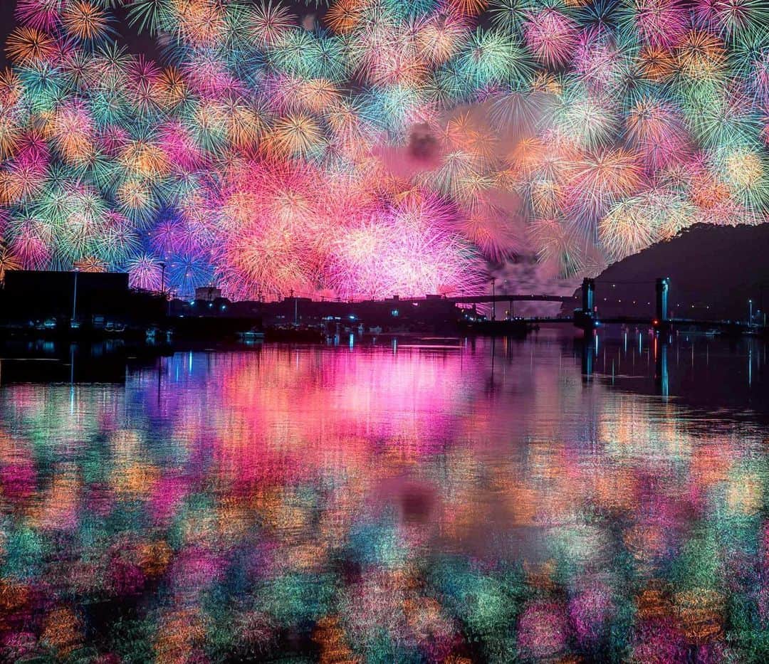 詩歩さんのインスタグラム写真 - (詩歩Instagram)「🎆﻿ ﻿ 夜空に咲いた千輪の花🌸﻿ Japanese firework festival in Mie last weekend.﻿ ﻿ #彩雲孔雀 という羽を広げたクジャクのような巨大な花火と、﻿ そして背景に花畑のような #彩色千輪 が一気に打ち上がる光景🦚✨﻿ ﻿ この組合せは日本でここでしか見られません🎆﻿ ﻿ もうね、「この1発」をみるために、わざわざ京都から来たと言っても過言ではない。﻿ ものの5秒くらいの、本当に一瞬の光景なんだけれど。﻿ （1発だと思ってたら2発目もあって、撮り逃したのは内緒🙈）﻿ ﻿ ストーリーに動画もUPしたけど、最初の花火の5倍くらいの高さ＆横幅で急に花開く光景は、思わず歓声がもれちゃいました。﻿ ﻿ 写真を拡大すると、橋や建物が写ってるので、比較してみると花火の規模がわかるはず！﻿ ﻿ 都市部で開催される花火大会ほどは大混雑ではないのでゆっくり楽しめますよ☺﻿ ぜひ来年お越しください！﻿ ﻿ 何から何までお世話になった @takahiro_bessho さん、ありがとうございました！﻿ ﻿ ﻿ ﻿ 📷28th June 2019﻿ 📍きほく燈籠祭2019／三重県 紀北町﻿ 📍Kihoku Lantern Festival 2019／Mie Japan﻿ ﻿ ﻿ ﻿ ©詩歩／Shiho」7月31日 11時15分 - shiho_zekkei