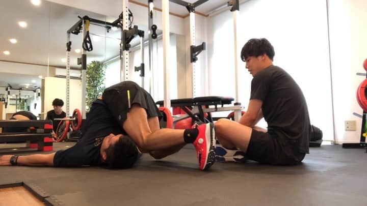 のインスタグラム：「ハーフブルーコの上半身バージョン。 息を止めずに。 硬くなりがち、固めがちな上部体幹を柔らかく操作できるように。  #JARTA #身体操作 #江坂任 #中野崇#JARTAトレーニング #トレーニング #スポーツトレーナー」