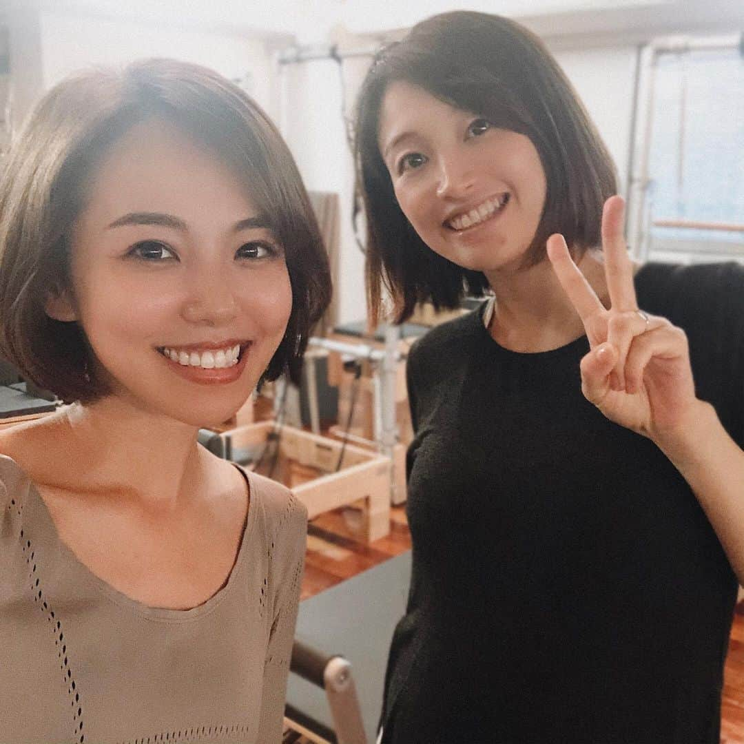 小松あやさんのインスタグラム写真 - (小松あやInstagram)「￤Pilates 🧘🏼‍♀️🧘🏽‍♂️ サチコさん最後のプライベートレッスン 泣いちゃう(;´༎ຶٹ༎ຶ`) ・ ・ 去年の10月から始めたピラティス 一番最初のレッスンが、サチコさんのでした🍃 ・ よくコメントでも質問もらうんだけど、 「私は体が硬いから無理ですかね？」みたいな。 てかね、そんなこと言ったら、私なんて ピラティスのピの字にも辿り着けないぐらい 「ピラティスやってます」って言えないぐらい ガッチガチ中のガッチガチだから(2枚目参照) ・ でも、 そんな体の硬さとか、変な足の癖とか、 そういうの全部受け止めてくれて、 私にできることから教えてくれたコーチがいたから、 下手くそなりにもここまでやってこれたんだと思う。 そして、生理不順もよくなって、 ボディラインも変わってきてる今、 もうピラティスなしの生活に戻れないとこまで来てる。 ・ ・ 元気な赤ちゃん産んでください‎(•ؔʶ̷ ˡ̲̮ ؔʶ̷)✧ またサチコさんのレッスン受けられるの 楽しみに待ってます🥺❤️ ・ ・ #ピラティス #ピラティス女子 #ピラティスレッスン #pilates #zenplace #zenplacepilates #プライベートレッスン #ワークアウト #ワークアウト女子 #セルフィー」7月31日 11時34分 - i_am_ayakomatsu