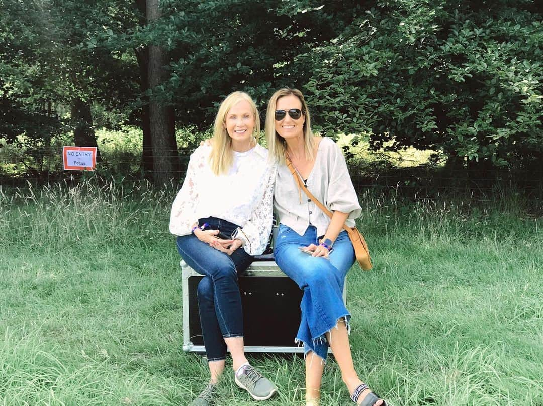 コリー・ロバートソンさんのインスタグラム写真 - (コリー・ロバートソンInstagram)「Got to spend an entire week traveling with my mom and loved every bit of it! 👯‍♀️」7月31日 11時40分 - bosshogswife