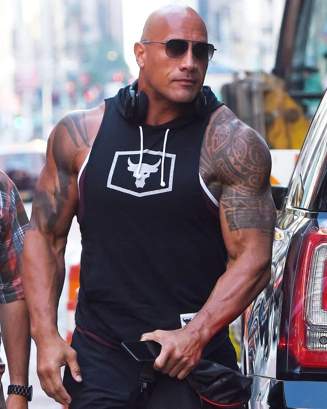 Just Jaredさんのインスタグラム写真 - (Just JaredInstagram)「@therock puts his massive biceps on full display as he heads to the gym! #DwayneJohnson #TheRock Photo: Backgrid」7月31日 11時44分 - justjared