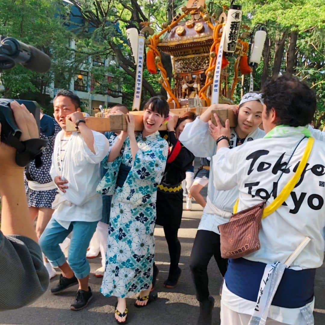 藤本真未さんのインスタグラム写真 - (藤本真未Instagram)「📺TOKYO MX TOKYO📺 先週金曜日のevening liveは日比谷大江戸まつりからお伝えしました💁‍♀️ 三社祭に続き、私も御神輿を担がせていただきました💪 ※汗だくでした。 * この日もスタイリストさんがステキな浴衣を用意してくださいました👘 白地にブルーが爽やか🤗🤗 * 実は…最近両親に新しい浴衣を買ってもらいました✨ 着るのが楽しみです❤️ * #日比谷大江戸まつり #日比谷 #大江戸まつり #浴衣 #ゆかた #お祭り #お祭 #祭 #御神輿 #お神輿 #夏休み #夏 #TOKYOMXNEWS #東京MX #eveninglive #生中継 #テレビ #藤本真未 #アナウンサー #Japan」7月31日 11時45分 - manamifujimoto108