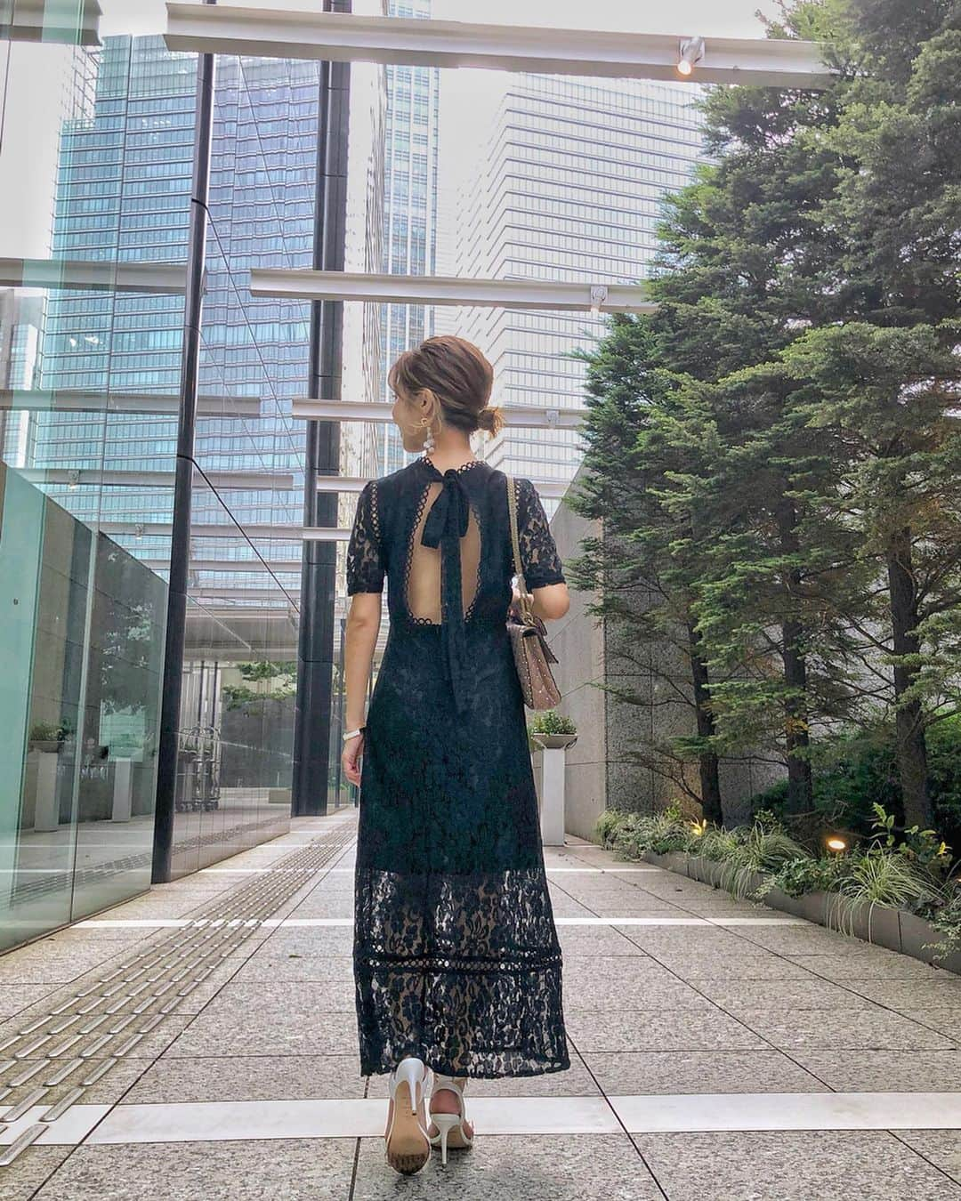 水野佐彩さんのインスタグラム写真 - (水野佐彩Instagram)「・ ママのお誕生日会コーデ🎂❤️ #coordinate one-piece#birthdaybash @birthdaybashshop  shoes#tsurubymarikooikawa @tsurubymarikooikawa  bag#valentino @maisonvalentino  pierce#uiqut @uiqut  #sサイズコーデ #153cmコーデ #おちびコーデ #おちびの輪 #アフタヌーンティー #フォーシーズンズホテル丸の内 #fourseasons #motif #motifrestaurantandbar #トロピカルアフタヌーンティー #ステーキハウスハマ #steakhousehama #家族ご飯 #仲良し家族 ・ ・ ママのお誕生日でした🎂 happybirthday ❤️❤️❤️ 昔から応援してくれてる人は ママと仲良しの方も多いはず😁笑 本当に少女のような性格で 上品の一言に尽きる人。 そんなに似てないと思うんだけど たまによく分からないところで怒るところは しっかり娘2人共遺伝しました。笑 パパみたいな人と出逢えたママは 世界一幸せな女性だと思っています。 両親は中学の同級生なんだけど 本当に今でも仲良く二世帯で暮らしていて まさに理想的。 わたしもこんなふうに添い遂げたいと思える両親です。 年々パワフルに人生を楽しむママは わたしの自慢のママで目標です❤️ 健康第一に さらに笑顔あふれる1年を過ごせますように🌻」7月31日 11時55分 - saaya_mizuno