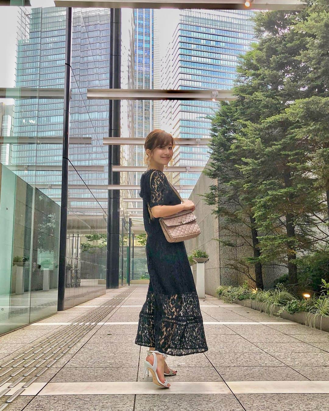 水野佐彩さんのインスタグラム写真 - (水野佐彩Instagram)「・ ママのお誕生日会コーデ🎂❤️ #coordinate one-piece#birthdaybash @birthdaybashshop  shoes#tsurubymarikooikawa @tsurubymarikooikawa  bag#valentino @maisonvalentino  pierce#uiqut @uiqut  #sサイズコーデ #153cmコーデ #おちびコーデ #おちびの輪 #アフタヌーンティー #フォーシーズンズホテル丸の内 #fourseasons #motif #motifrestaurantandbar #トロピカルアフタヌーンティー #ステーキハウスハマ #steakhousehama #家族ご飯 #仲良し家族 ・ ・ ママのお誕生日でした🎂 happybirthday ❤️❤️❤️ 昔から応援してくれてる人は ママと仲良しの方も多いはず😁笑 本当に少女のような性格で 上品の一言に尽きる人。 そんなに似てないと思うんだけど たまによく分からないところで怒るところは しっかり娘2人共遺伝しました。笑 パパみたいな人と出逢えたママは 世界一幸せな女性だと思っています。 両親は中学の同級生なんだけど 本当に今でも仲良く二世帯で暮らしていて まさに理想的。 わたしもこんなふうに添い遂げたいと思える両親です。 年々パワフルに人生を楽しむママは わたしの自慢のママで目標です❤️ 健康第一に さらに笑顔あふれる1年を過ごせますように🌻」7月31日 11時55分 - saaya_mizuno