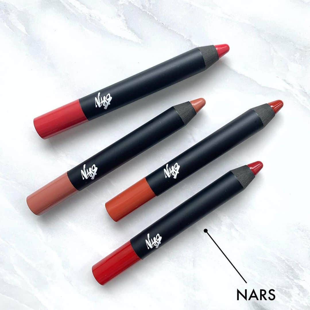 濱田あおいさんのインスタグラム写真 - (濱田あおいInstagram)「. . 7月17日発売🍒 ✔︎NARS ベルベットマットリップペンシルセット . 4月に発売されたコナーティングリーとの コラボアイパレットが人気だったそうで 今回リップセットも新たに登場👏🏻 . いつものNARSのロゴとは違い 今回限定のバージョンに💞 . 🔸ブライトフューシャ 🔸ベージュヌード 🔸ラスト 🔸ディープレッド . 2枚目にスウォッチ載せました❤️ 発色がいいのでしっかり塗ると 唇にメイクのポイント持ってこれるし ラフにカジュアルに塗っても 唇の印象が薄くならないので 色々使い方あるかと🥰 . そしていつも発売されているリップの サイズと同じなので4本セットで 9720円はお得っ🌸 3本買うのと変わらないぐらいで 4本getできちゃうよーっ❤️ . NARSのオフィシャルサイト限定で 発売中なので気になる方は チェックしてみてねーっ✨ . #nars#ベルベッドマットリップペンシルセット#ベルベッドマットリップペンシル#デパコス#限定コスメ#リップ#メイク#コスメ#コスメレビュー#スウォッチ」7月31日 11時55分 - aoihamada