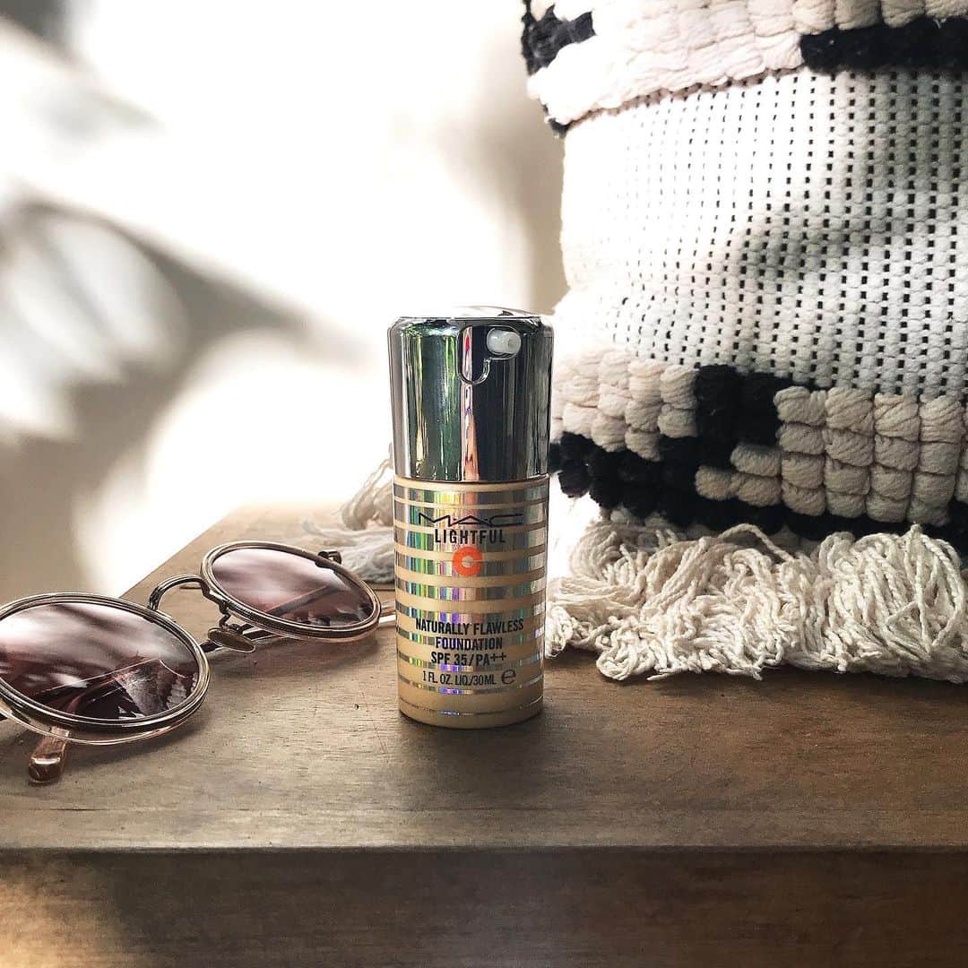 M∙A∙C Cosmetics Japanのインスタグラム：「⠀ 夏の暑い日に汗をかいても崩れにくい、ツヤ肌ファンデーション✨軽くなめらかなテクスチャーで、肌にぴたっと密着し、みずみずしい肌に仕上げます💖 ⠀ 夏用のファンデーションをお探しの方はぜひ店頭でお試しください✨ ⠀ ⠀ #MACライトフルC #MACLightfulC #LightfulC ⠀ PHOTO: @aiaizm ⠀ ⠀ ⠀ ⠀ ⠀ #MACCosmeticsJapan #MACコスメ #MACCosmetics #MAC #マック #Cosmetics #コスメ #Makeup #メイクアップ #メイク #ファンデーション #MACファンデ #MACライトフル #MACLightful #リキッドファンデーション #リキッド #LiquidFoundation #Liquid #ツヤ肌 #つや肌 #ライトフルC」