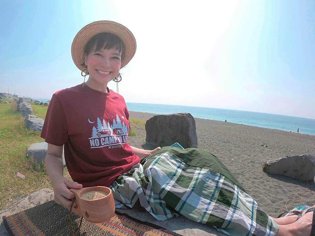 芳美リンさんのインスタグラム写真 - (芳美リンInstagram)「海ーーー🌊  簡易#ビシソワーズ　持参しました。  スイスの伝統ジャガイモ料理、 #ロスティ　と、 淡路島の美味しい#玉ねぎスープ  を組合わせて。  ロスティを鍋に入れ、水でひと煮立ちさせ、玉ねぎスープの元をin その後、軽くハンドミキサーで撹拌し、牛乳を入れてコトコト。  冷やしたら完成ー！  #Tシャツは　x azuroy x で作っていただきました☺ デザインは相談しながら変えることができるんです👏  マイテントと、欲しい車、 そして愛犬トイと亡き愛犬が並んでるとこにしました🐶  すっごくすっごくお気に入り♥♥ #スカート　は愛用ブランド @exsome_official #exsome #エクソーム #pr #アウトドアメニュー @swissdelice_jp #スイスデリス#ロスティ　 #スイスデリスアンバサダー #おいしい時間をスイスから #スイスデリス#冷製ロスティ  #swissdelice #ロスティ#アウトドアでロスティ #ビーチ #アウトドア飯#ソトレシピ #シマビジンローヤルオニオンスープ #淡路島 #淡路島土産 #淡路島のお土産 #xazuroyx#アズロイ #キャンプグッズ　 @captainstag #Captainstag#キャプテンスタッグ #UNITEDARROWS #海好きな人と繋がりたい#湘南SUPガール」7月31日 11時59分 - lynn.lynn5