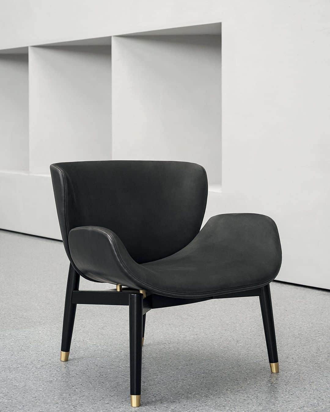 のインスタグラム：「【MOOD BOOK 2019】  Armchair : JORGEN Design : Roberto Lazzeroni ・ #baxter #baxtermadeinitaly #baxterjapan #baxtertokyo #leather #design #italiandesign #interiordesign #interior #madeinitaly #archiproducts #archilovers #craftmanship #instagood #instamood #luxury  #newcollection #tradition #robertolazzeroni #バクスター #バクスタージャパン #バクスタートーキョー」