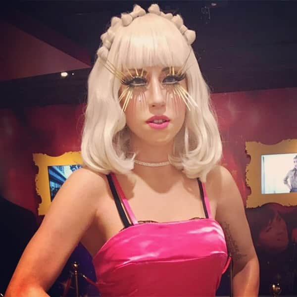 ローチケ（ローソンチケット）さんのインスタグラム写真 - (ローチケ（ローソンチケット）Instagram)「#MetGala #style の #ladygaga にも会える⁉️ #マダムタッソー （@madametussaudstokyo）  お台場🌉にあるマダム・タッソー東京（お台場）では、世界的に有名なスターたちが大集結🌟  セレブから歴史上の人物たちまで💥マダム・タッソー東京でしか会えない約70体の等身大フィギュアたち✨いつでも会えて、また一緒に写真を撮ったりすることができます🎶  現在、夏らしい雰囲気に大変身🌻リスタイルしたレディー・ガガさんはメットガラ仕様となっています💎  ローチケでは入館チケットをはじめ、近隣施設とのお得なセット券も販売中です🎟️ 詳しくは 「マダム東京お台場　ローチケ」でネット検索📲  #madametussauds #お台場 #メットガラ #gaga #レディーガガ #そっくりさん #テーマパーク #人形 #夏休み #インスタ探検隊 #夏休み旅行 #東京観光 #ladygagamakeup #ladygagafans #dollsofinstagram #doll #dolls #artdoll #instadoll #ローチケ #lawsonticket」7月31日 12時00分 - lawson_ticket