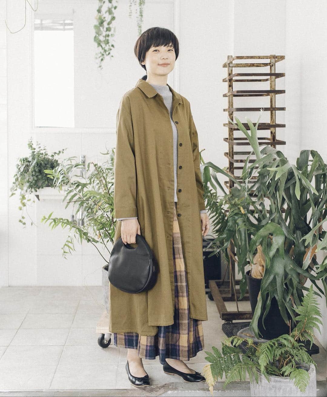 ナチュランさんのインスタグラム写真 - (ナチュランInstagram)「キレイめorカジュアル ブラック小物のスイッチコーデ﻿ ﻿ 大人っぽいキレイめ服にも、デイリーのカジュアル服にも。﻿ シックで大人なブラックのバッグや靴は、そんなわがままも叶えてくれる優秀なアイテムです。﻿ ﻿ 今回は、ナチュランバイヤーおすすめの「バッグと靴」の組み合わせを3つ、コーディネートとともにご紹介。﻿ どちらも大人の個性をほんのり加えたとっておきの小物たちです。﻿ ﻿ ﻿ -----------﻿ ■タック2WAYショルダーバッグ［SK-2G14-0393-A］﻿ ■コルクインソール付きコンフォートパンプス［TIC-2K27-0848-A］﻿ バンブーデザインが目を引く牛革のレザーバッグ。コンパクトなフォルムですが、マチがしっかりあるので見た目以上の収納力です。﻿ 快適性も追求されたデザインと履き心地が人気の秘密の「jb」のコンフォートパンプス。足もとを美しく見せてくれる上品シルエットのパンプスで、パンツスタイルもきれいに決まります。﻿ ストライプ柄が印象的なワンピースと合わせる、少しカジュアルな装いにも。ほんのりレトロな印象が、バッグのデザインと好相性です。﻿ ﻿ ﻿ -----------﻿ ■Pancakes 2WAY ショルダーバッグ/M［LAP-2G31-1503-A］﻿ ■スムースバレエシューズ［MLY-2K30-0428-B］﻿ コロンと丸いシルエットが可愛らしい、柔らかいソフトレザーのバッグ。ショルダーベルトが付いた2WAY仕様で、内側にもポケット付きと、使いやすいアイテムです。﻿ リボンのデザインが可愛らしい「farfalle」定番人気のバレエシューズ。ブラックは普段使いにも活躍するので、１足あるととっても便利です。﻿ カジュアルな着こなしにも好相性。秋らしい色合いにもしっくりとまとまります。 ﻿ ﻿ ﻿ -----------﻿ ■がま口2WAYバッグ［ANV-1G25-0003-A］﻿ ■ストレッチベルトパンプス［TIC-2K17-0530-A］﻿ シボ感のあるヤギ革で、上質でほんのりアンティークな印象のナチュラン別注「perche」のがま口バッグ。フォーマルシーンにも合わせやすいサイズ感と、開口部のアクリル玉がポイント。ハンサムなパンツスタイルにもおすすめです。﻿ ほどよい弾力のあるウレタン製のジェリービーンズソールを使った、ベルトのデザインがスタイリッシュなパンプス。安定感もあるので、足の負担が少なく普段使いにも。﻿ ベルトのデザインが目を引くパンプスは、カジュアルスタイルに合わせても、遊び心を感じるスタイルに仕上がります。﻿ ﻿ ﻿ ﻿ ﻿ ------------------------------﻿ ▶️お買いものは写真内のタグをタップしてくださいね。またはプロフィールからもナチュランへリンクしています。→@natulan_official﻿ ﻿ ▶️写真内のタグは、販売中でも消えている場合がございます。ぜひ、ナチュランの検索窓から、商品コード又は商品名を、検索してみてくださいね。﻿ ﻿ ▶️プロフィール画面では、季節のおすすめ商品や、再入荷情報をご紹介しています。ぜひ、ご覧くださいませ。→@natulan_official﻿ ﻿ ----------- #lifewear #fashion #今日のコーデ #コーディネート #ファッション #ナチュラル #ナチュラン #natulan #日々の暮らし #暮らしを楽しむ #シンプルライフ #シンプルコーデ #シンプル #大人女子 #大人コーデ #ナチュラルコーデ #バッグ #パンプス #コンフォートパンプス #バレエシューズ #ブラック小物 @ayumiayunco @ssmiyoss」7月31日 12時02分 - natulan_official