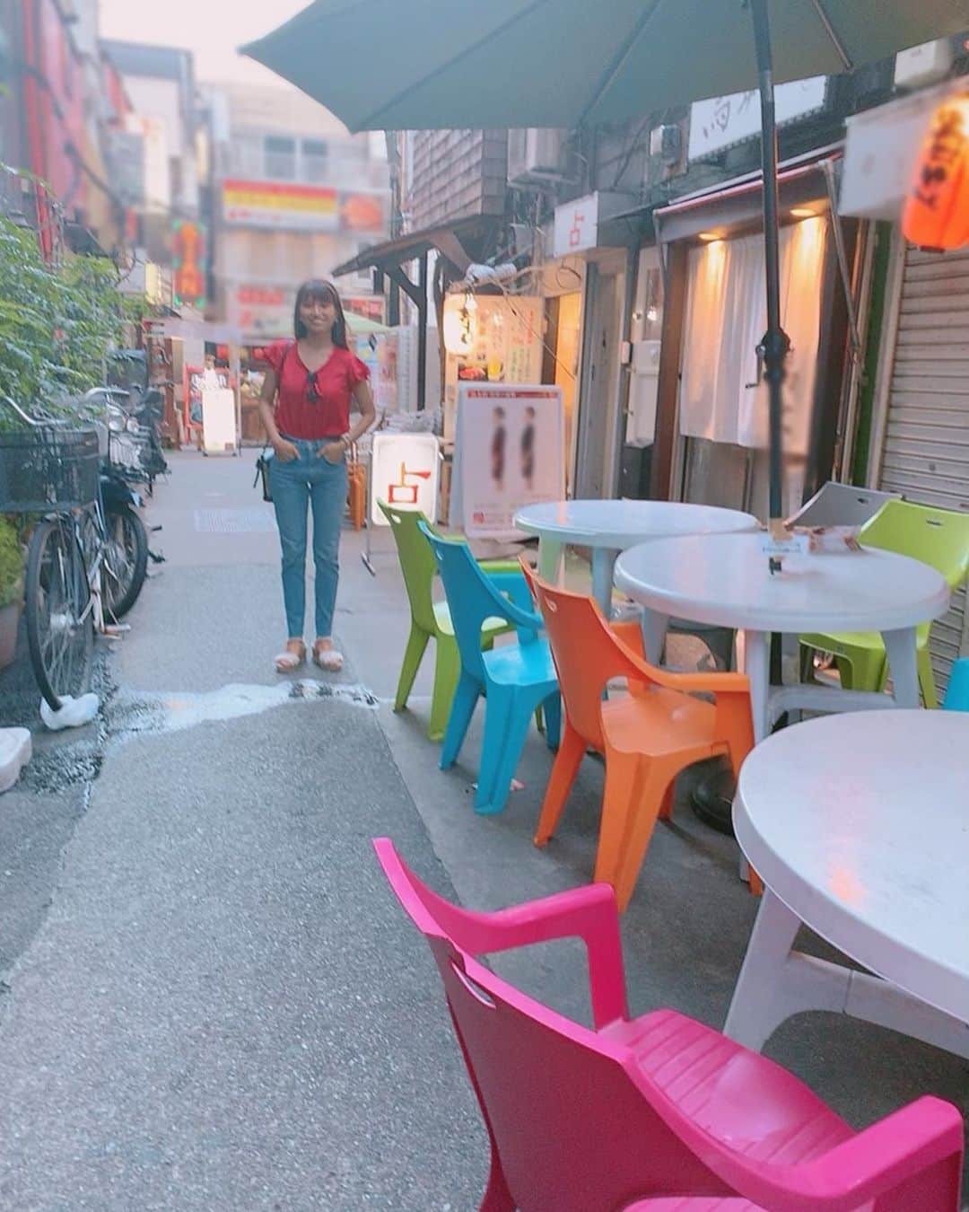 のインスタグラム：「﻿ 都内で撮ったはずなのに﻿ どうしても隠せない南国感。。。🍍⛱﻿ ﻿ 並んでいるイスの色のせい？﻿ この路地の空気感のせい？﻿ ﻿ それとも、、、私⁉️⁉️⁉️(笑)」