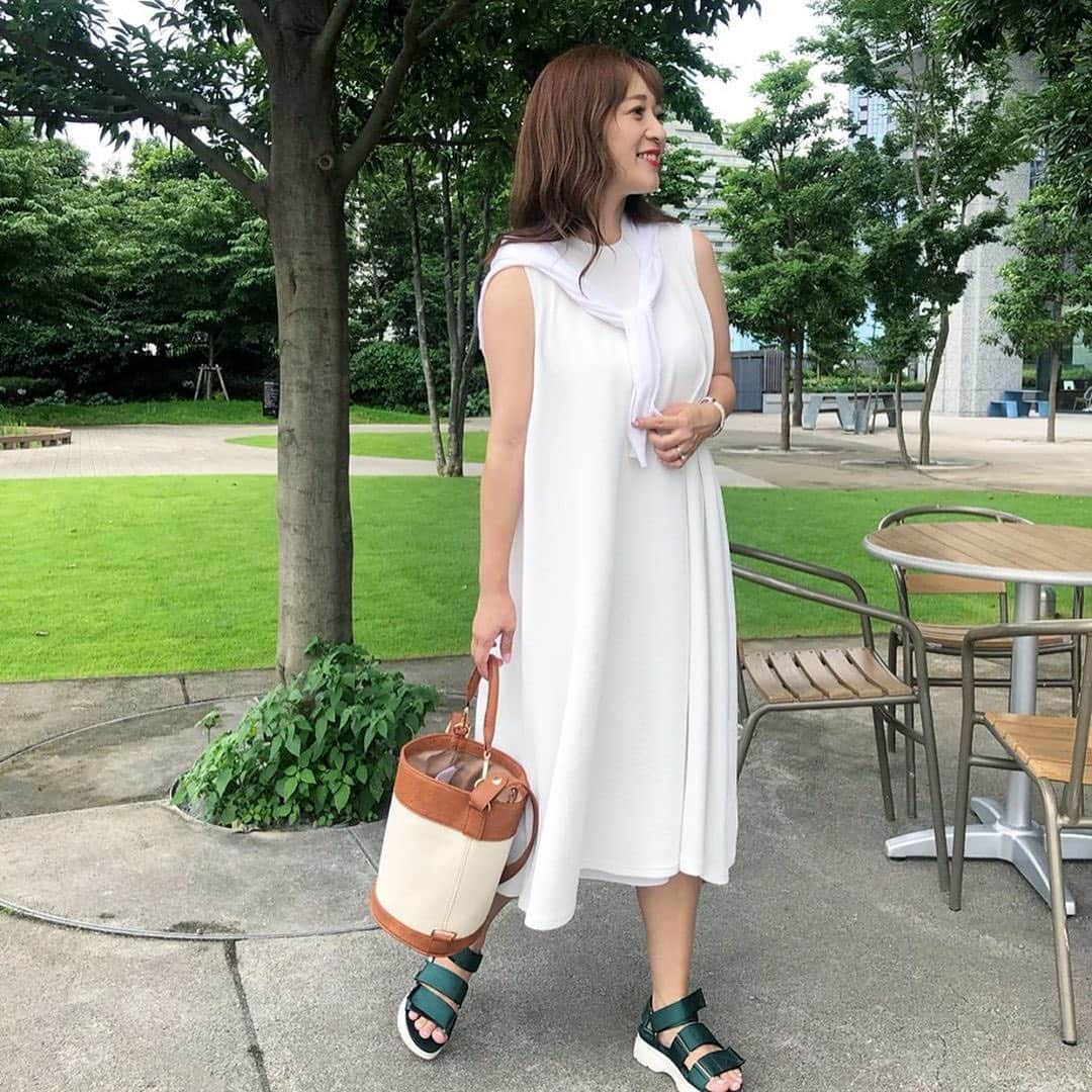 kalie.（カリエ）さんのインスタグラム写真 - (kalie.（カリエ）Instagram)「.⁣⁣⁣ ＿＿＿＿＿＿＿＿＿＿＿＿＿⁣⁣⁣ .⁣⁣⁣ こんにちは😊⁣⁣⁣ 本日はアンバサダー @yuriko5k さんのコーデをご紹介します❣️⁣⁣⁣ .⁣⁣⁣ 🌼テーマ⁣⁣ ママ友とランチコーデ🍽⁣ .⁣⁣⁣ 🌼ポイント⁣⁣⁣ seauをコーデのポイントにするために、⁣ 他はホワイトでシンプルにまとめました♡⁣ .⁣⁣⁣ 🌼シチュエーション⁣⁣⁣ 品川のシーズンテラス ⁣ .⁣ 『seau』はバケツ型のデザインで存在感が抜群♪⁣ シンプルコーデのアクセントにもバッチリです❤⁣ . ＿＿＿＿＿＿＿＿＿＿＿＿＿＿＿＿＿⁣ .⁣⁣⁣ #カリエ #kalie #鞄 #バッグ #バケツバッグ #ファッション #夏コーデ #2019ss #清楚コーデ #ランチコーデ #女子会コーデ #ワンピースコーデ #お洒落さんと繋がりたい #お洒落ママ #ママコーデ #ホワイトコーデ #バッグ好き #ワンピース #サンダル #r_fashion #ootd #bag⁣」7月31日 12時12分 - kalie_official