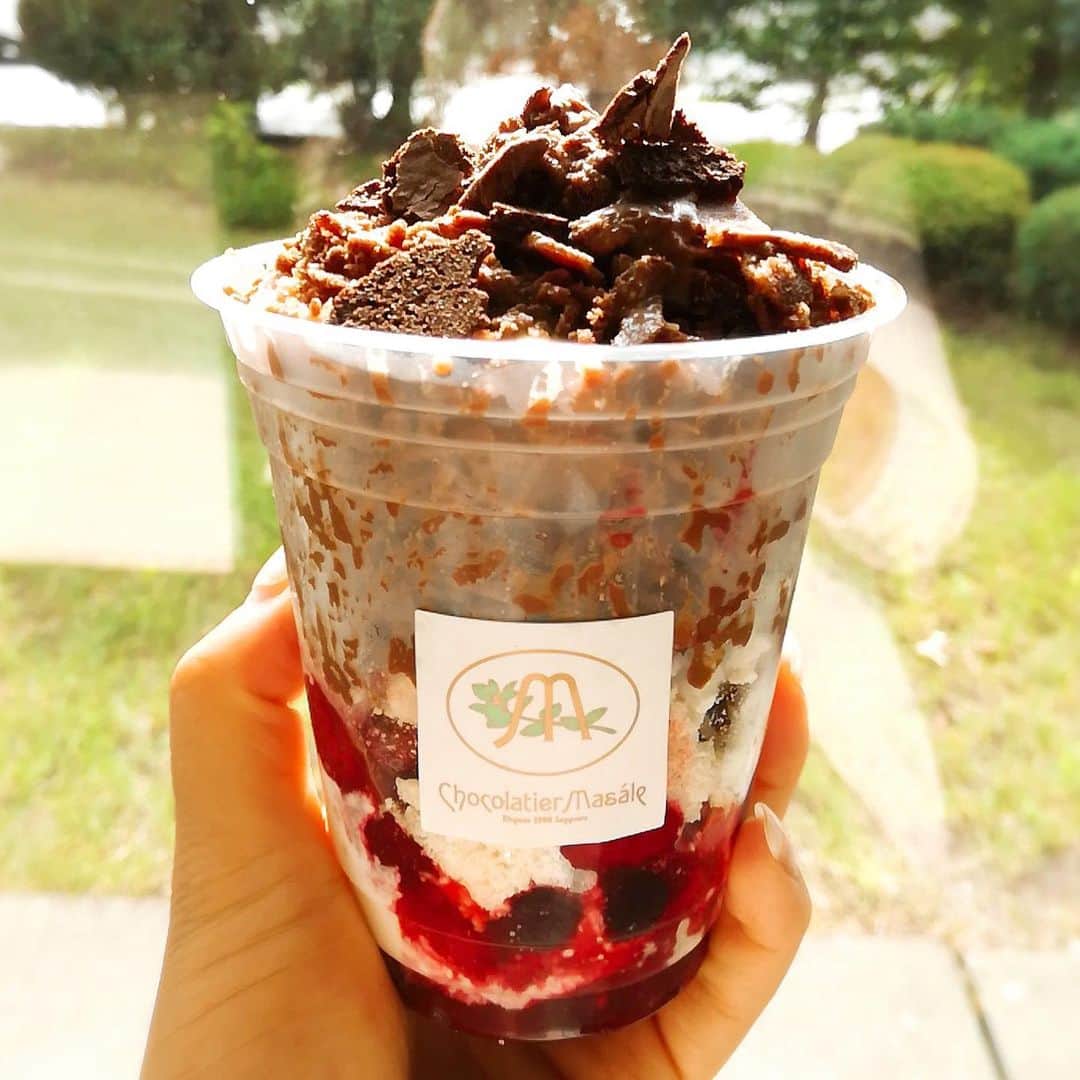 poroco（ポロコ）さんのインスタグラム写真 - (poroco（ポロコ）Instagram)「「夏でも楽しめるショコラ」としてショコラティエマサールが贈る新メニュー「ピレ ショコラ」が登場❗️ シェフが試行錯誤の末生み出したショコラ氷を削って、ソフトクリームやフルーツソースなどを合わせた新感覚スイーツ✨ かき氷のようなパフェのような食感で、なにより上質なカカオの香りがたまりません😋 甘さも控えめなので大人のスイーツとしてピッタリ♪ フランボワーズなどのベリー系ソースと味わう「ブラン×フリュイルージュ」と、果肉たっぷりなオレンジピューレと合わせた「ノワール×オレンジ」各864円（税込）が本店限定で購入できます（※テイクアウト限定） ※「ピレショコラ」は8/21(水)までの期間限定 また、8月23日（金）～27日（火）開催の「スイーツガーデンさっぽろ」限定スイーツの「ムースグラッセ ショコラ」500円（税込）も一足先に試食させてもらえました。 「アリバ」という希少なカカオを使ったチョコレートムースを冷やしてチョコでコーティングしたショコラ専門店ならではの一品。ほわっと柔らかい口どけと上品な甘さが美味です。 会場では他にも限定メニューが登場するので、この機会にぜひ夏限定ショコラを味わってみてください。 【ショコラティエマサール本店】 札幌市中央区南11条西18丁目1-30 【スイーツガーデンさっぽろ2019】 8月23日（金）～27日（火）北3条広場「アカプラ」 #ショコラティエマサール #札幌スイーツ #スイーツ #チョコレート #ショコラ #かき氷 #パフェ #札幌カフェ #カカオ #夏スイーツ #スイーツガーデンさっぽろ」7月31日 12時16分 - poroco_magazine