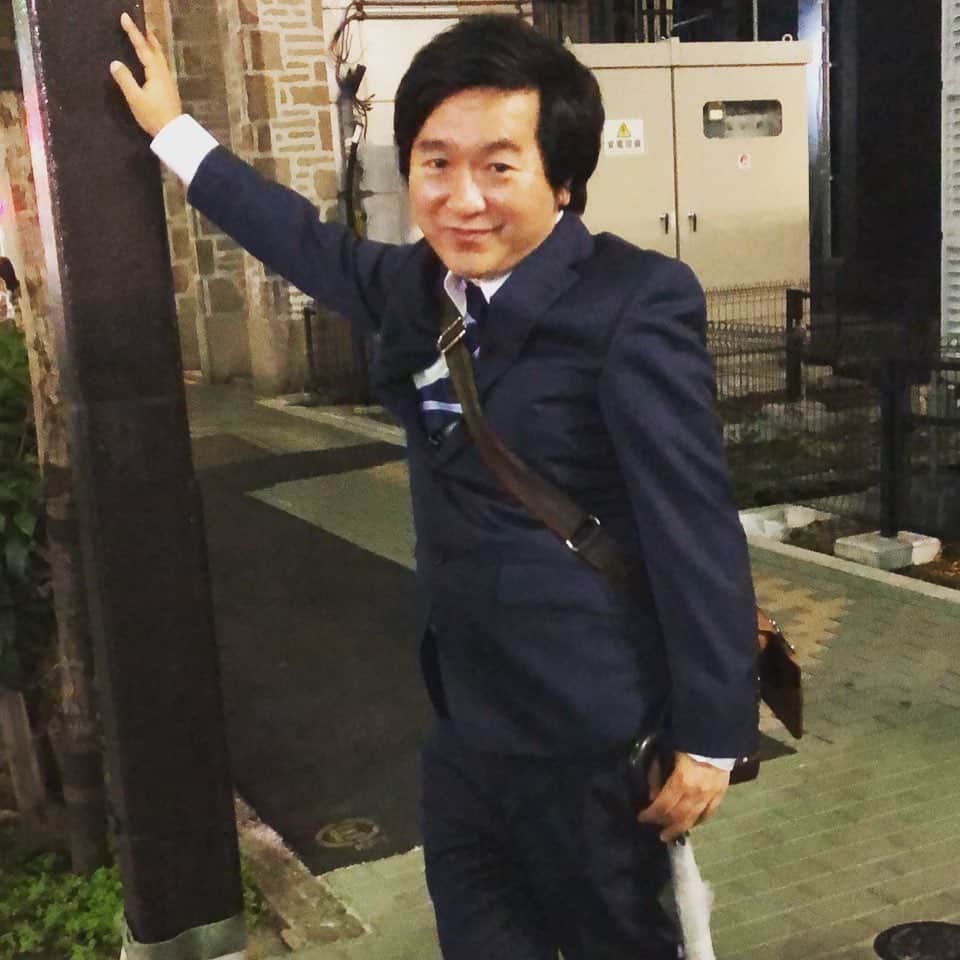 のインスタグラム：「スーツ姿でトレンディ。七五三じゃないよ。髪型は七三だけど…。 #小石田純一 #スーツ姿 #スーツ男子 #お笑い芸人 #ものまね芸人 #ピン芸人 #芸人 #ニュースタッフプロダクション #トレンディ」