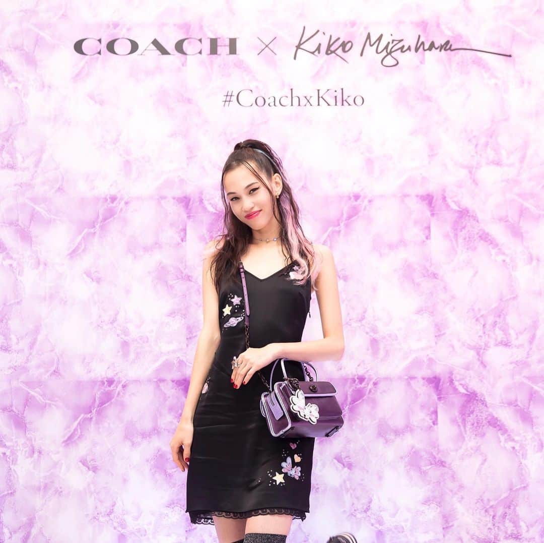 のインスタグラム：「Coach×Kiko Mizuharaのカプセルコレクションが日本限定で発売中！﻿ ﻿ . 「コーチ」( @coach )のブランドアンバサダーを務める水原希子さんが、第3弾となる「Coach×Kiko Mizuhara」カプセルコレクションを発表💘﻿ コラボ第2弾に続き「宇宙」や「愛」をモチーフにした第3弾は、バッグだけでなくウエアやアクセサリーなど幅広くラインナップ🌈﻿ ニットやTシャツをはじめ、希子ちゃんお気に入りのチョーカー、1960年代の「コーチ」のアーカイブからヒントを得た“サファリトート”など、ガール世代にぴったりのキュートなアイテムがずらり💭﻿ ディテールに惑星や星のワッペンが散りばめられていたり、空想のキャラクターという“エイリアン バタフライ”がプリントされていたりと、希子ちゃんのプレイフルなストーリーを堪能できるコレクションになっているよ💘🧜🏻‍♀️﻿ ﻿ またエルガールでは、今回のコラボに関する希子ちゃんへのインタビューも公開中📲﻿ ぜひチェックしてみてね！﻿ ellegirl.jp﻿ ﻿ #coachxkiko  #CoachNY﻿ @Coach」