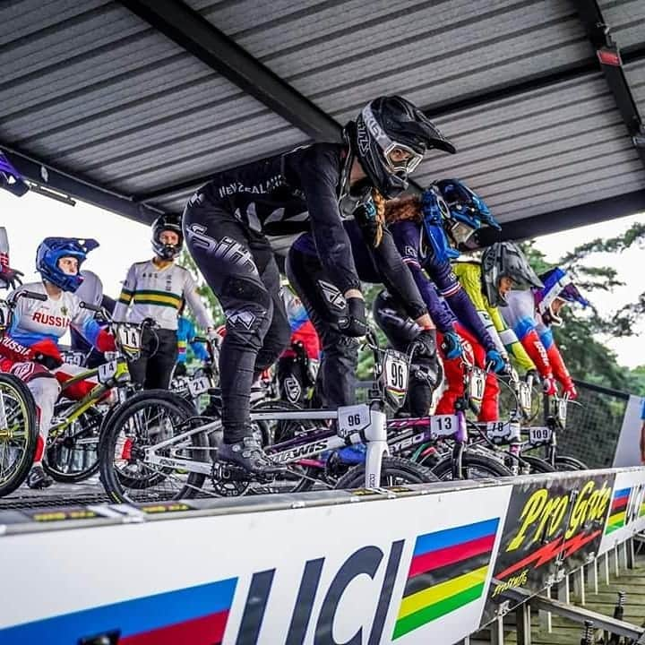 サラ・ウォーカーさんのインスタグラム写真 - (サラ・ウォーカーInstagram)「Being able to witness @jessie_smithbmx win the Junior Elite World Title was an extremely proud moment! (The rainbow jersey suits you well Jessie!) Another highlight was my second race in a very competitive moto but that's about as far as the highlights go for me. A disappointing result to go out in the quarter but my self-belief is strong (and perhaps stubborn), so I will take the learnings and keep enjoying the entire journey, even if parts of it hurt. Dealing with adversity doesn't automatically mean that things will work out in the end - but either way, the lows make me appreciate the highs even more.  Proud of the entire kiwi team. A huge thanks to the @teamtvesport guys for the support over the week as well as @beeflambnz & @deloitte_nz which I am so thankful for.」7月31日 12時23分 - swbmx