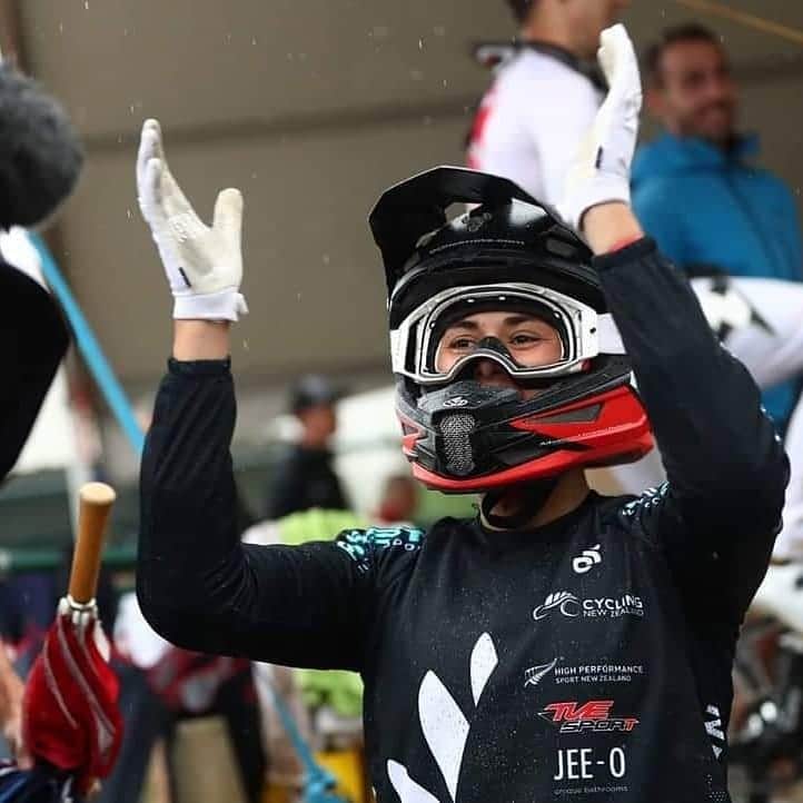 サラ・ウォーカーさんのインスタグラム写真 - (サラ・ウォーカーInstagram)「Being able to witness @jessie_smithbmx win the Junior Elite World Title was an extremely proud moment! (The rainbow jersey suits you well Jessie!) Another highlight was my second race in a very competitive moto but that's about as far as the highlights go for me. A disappointing result to go out in the quarter but my self-belief is strong (and perhaps stubborn), so I will take the learnings and keep enjoying the entire journey, even if parts of it hurt. Dealing with adversity doesn't automatically mean that things will work out in the end - but either way, the lows make me appreciate the highs even more.  Proud of the entire kiwi team. A huge thanks to the @teamtvesport guys for the support over the week as well as @beeflambnz & @deloitte_nz which I am so thankful for.」7月31日 12時23分 - swbmx