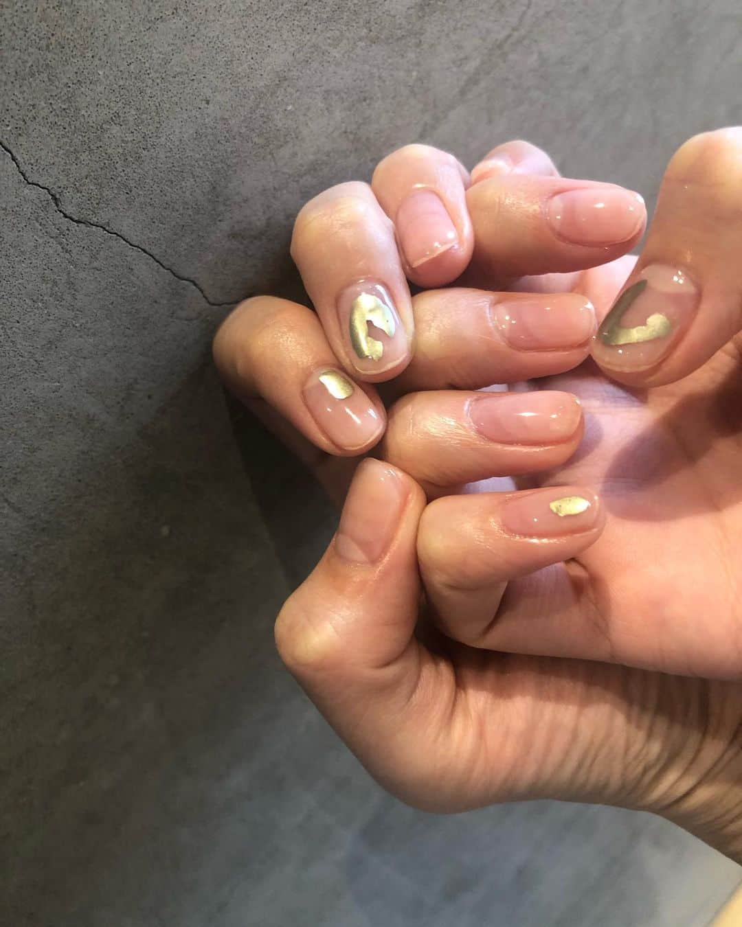 のインスタグラム：「潔いシンプルさ。 これくらいのボリューム感で。 ちょっとだけの遊びにインパクトを。 これくらいで🍃🍃 #art#nail#nails#nailart#art#dlaw#lapilie#design#japan#tokyo#omotesando#harajuku#shibuya#instanails#nature#earth#vetro#coregel#gel#gelnailsdesign#gelnails#lucugel#滲みアート#美爪#ニュアンスネイル#ネイリスト募集」